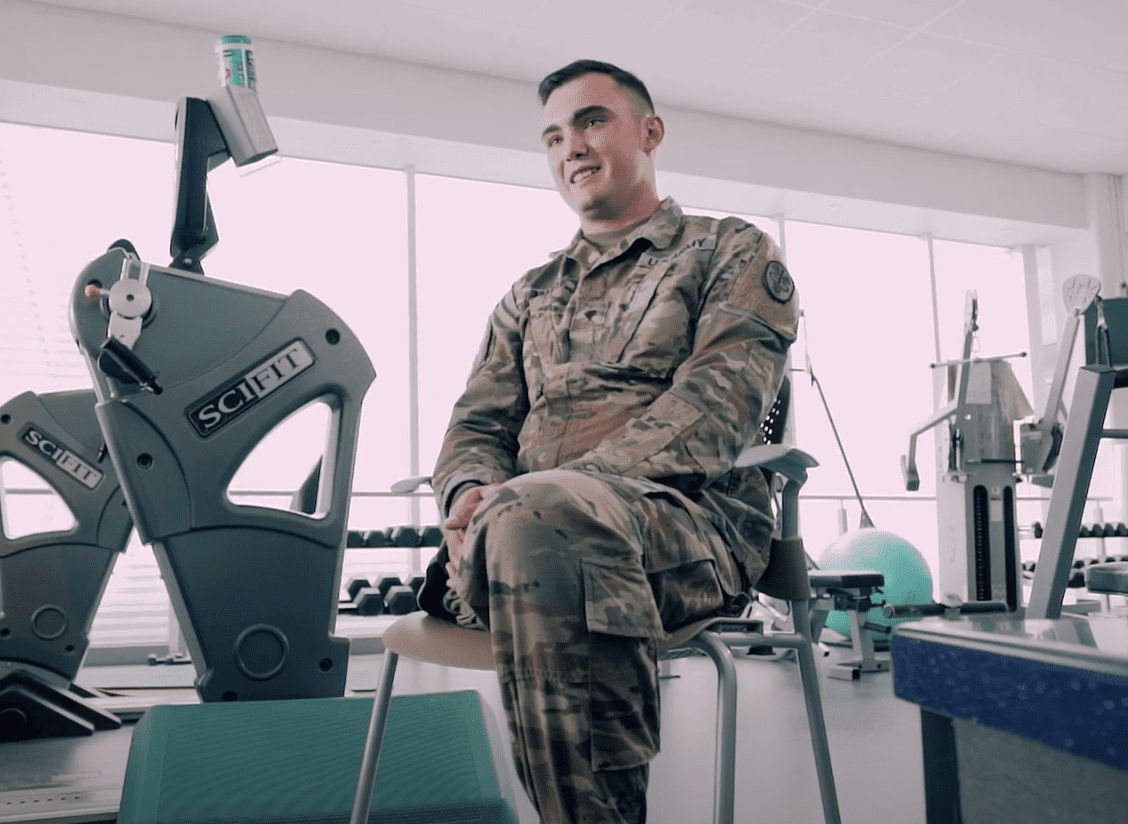 Un soldat raconte comment il a perdu sa jambe lors d'une mission d'entraînement | Photo : Youtube/Brooke Army Medical Center