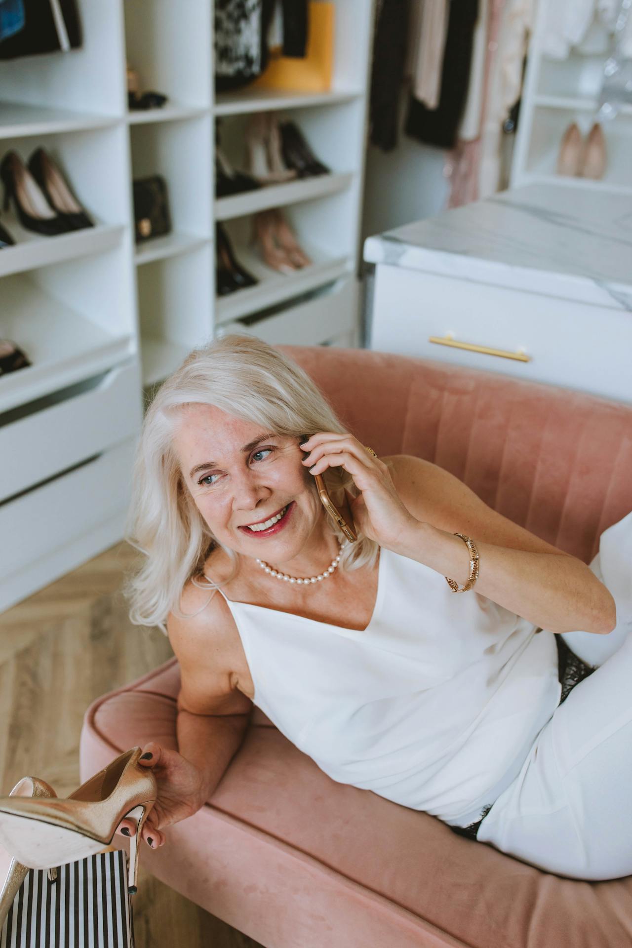 Une femme âgée ravie de parler au téléphone | Source : Pexels