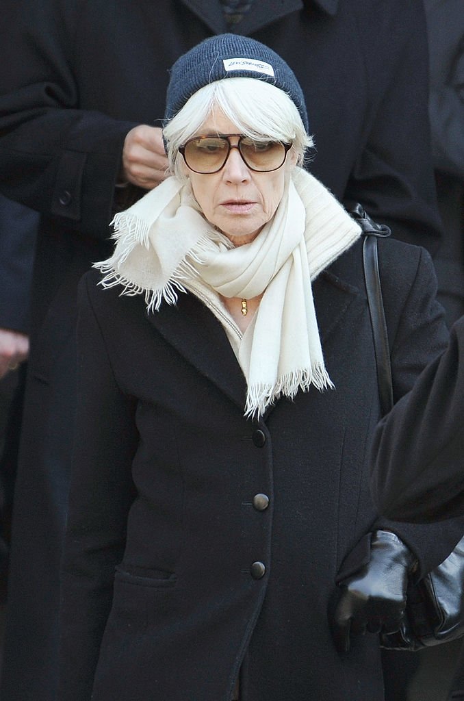 Françoise Hardy quitte l'église Saint-Germain-des-Prés après une messe funèbre pour le chanteur et compositeur français Alain Bashung le 20 mars 2009 à Paris, France. | Photo : Getty Images