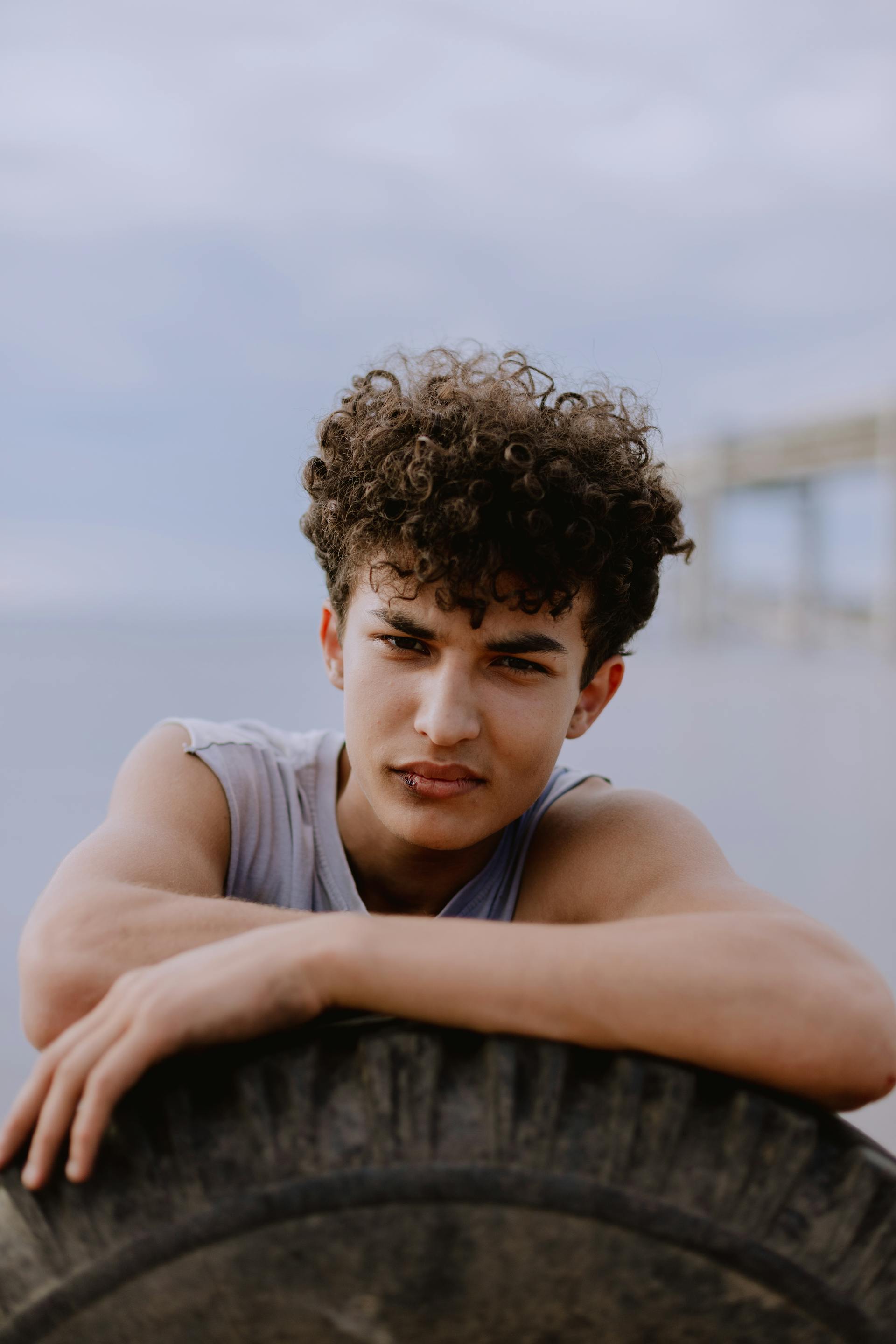 Un adolescent en colère et couvert d'ecchymoses | Source : Pexels