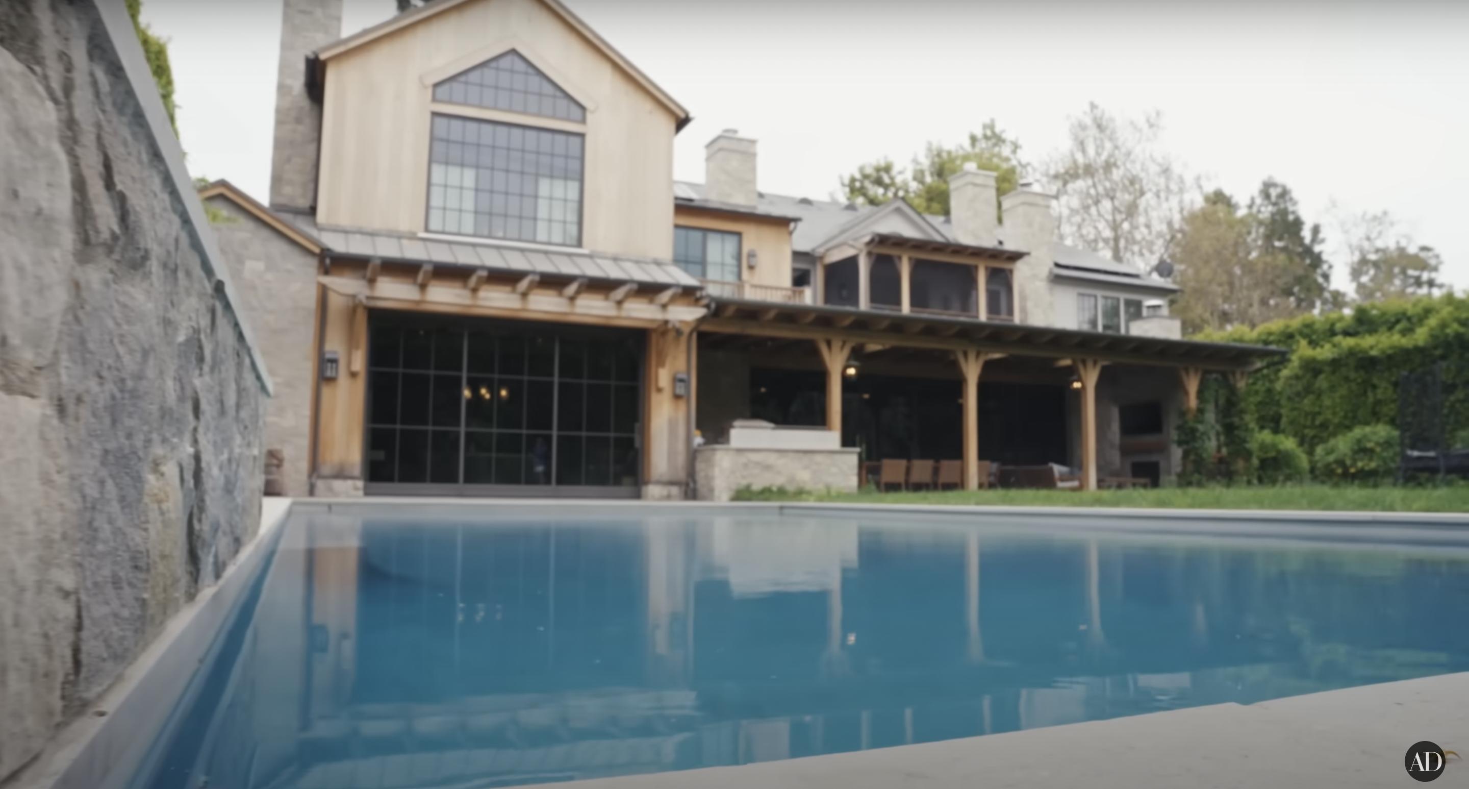 Le coin piscine de Jennifer Garner, daté du 3 septembre 2024 | Source : YouTube/@Archdigest