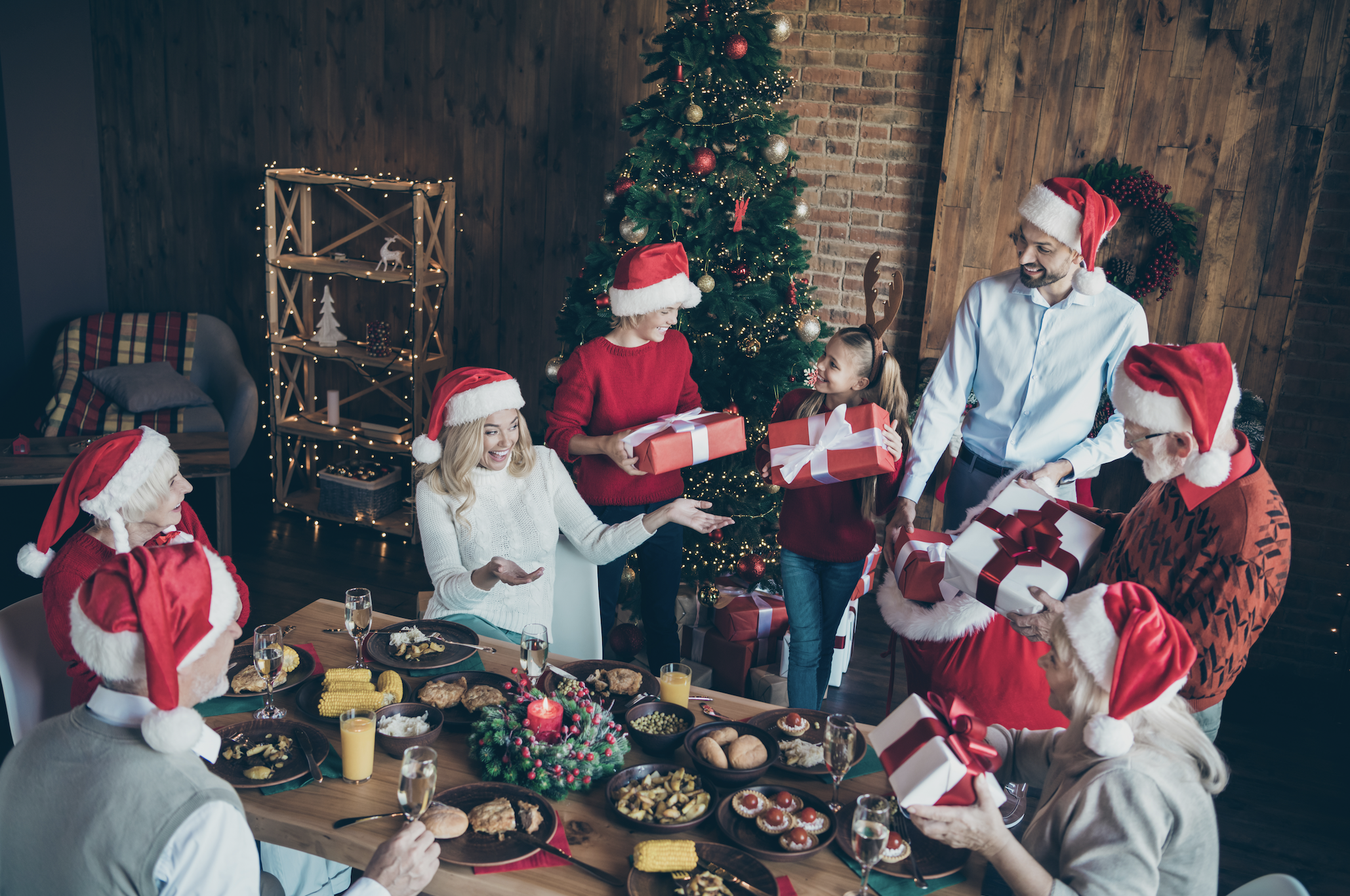 Des personnes échangent des cadeaux de Noël | Source : Shutterstock
