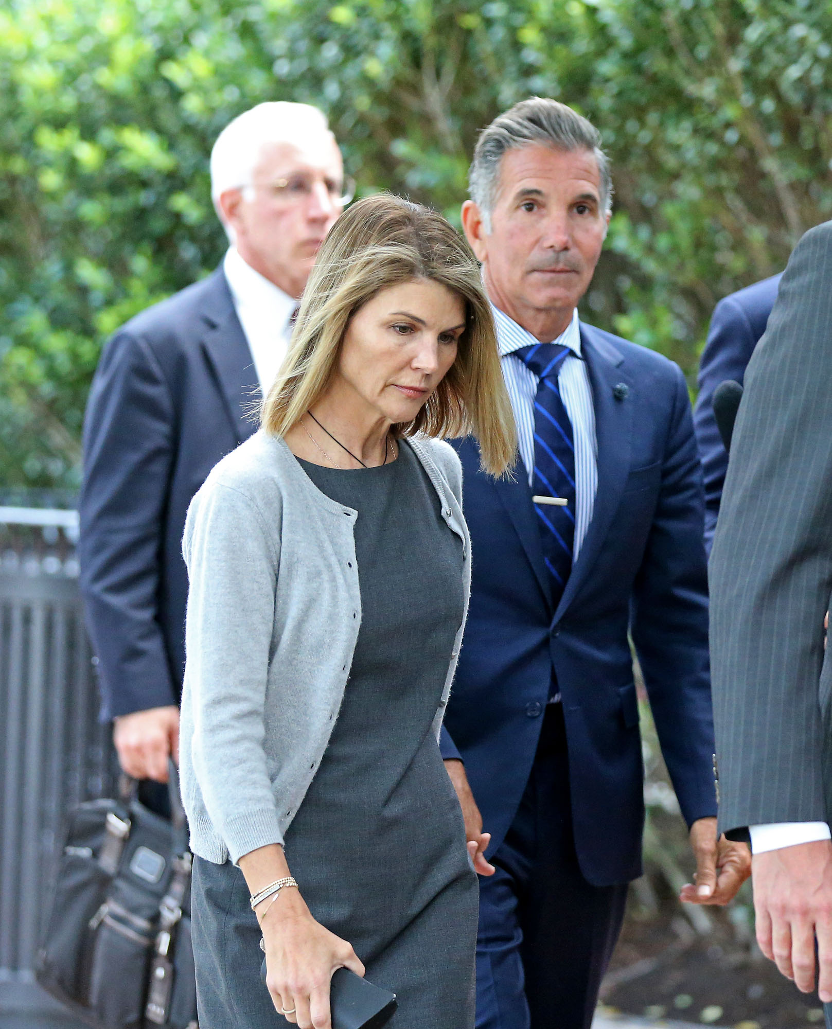 Lori Loughlin et son mari, Mossimo Giannulli, quittent le tribunal fédéral Moakley après une brève audience, le 27 août 2019, à Boston, Massachussetts. | Source : Getty Images