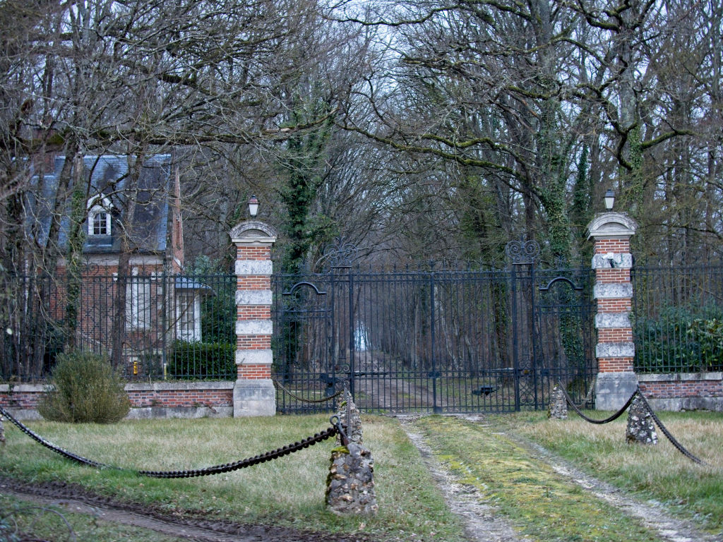 Vue sur l'entrée de la résidence de l'acteur français Alain Delon, appelée La Brulerie, à Douchy. I Source : Getty Images