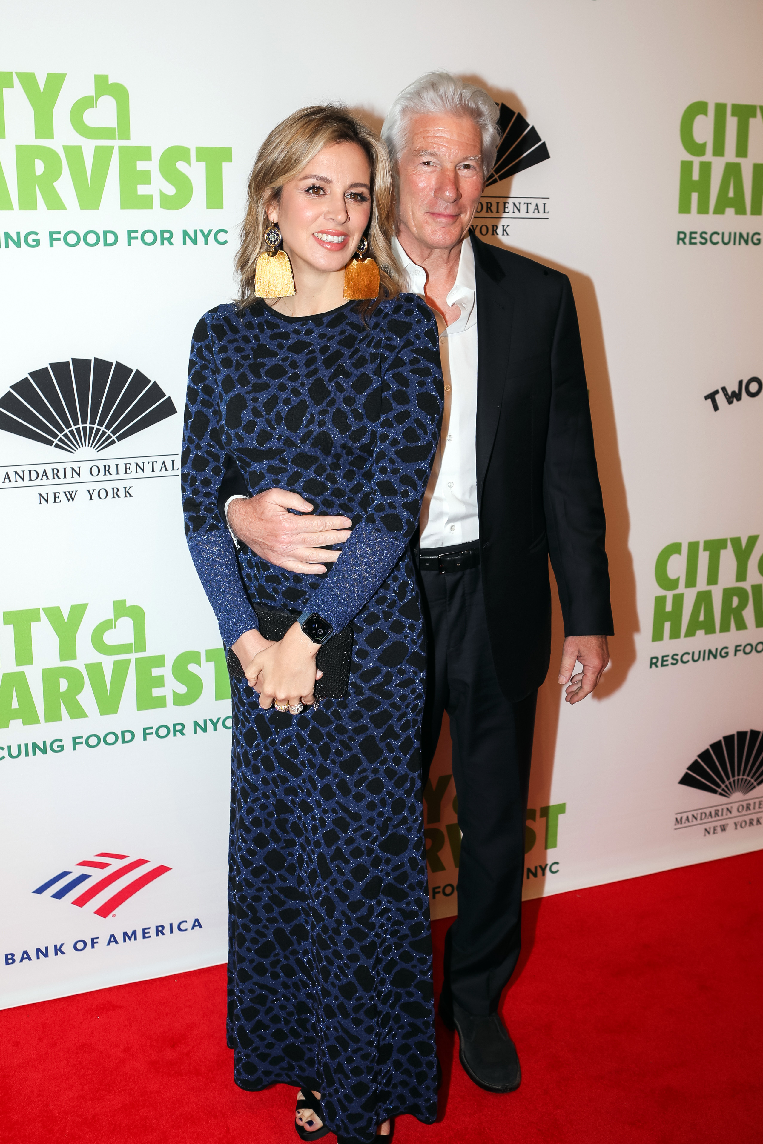 Alejandra Silva et Richard Gere au gala de collecte de fonds 2022 City Harvest "Red Supper Club" au Cipriani 42nd Street à New York, le 26 avril 2022 | Source : Getty Images