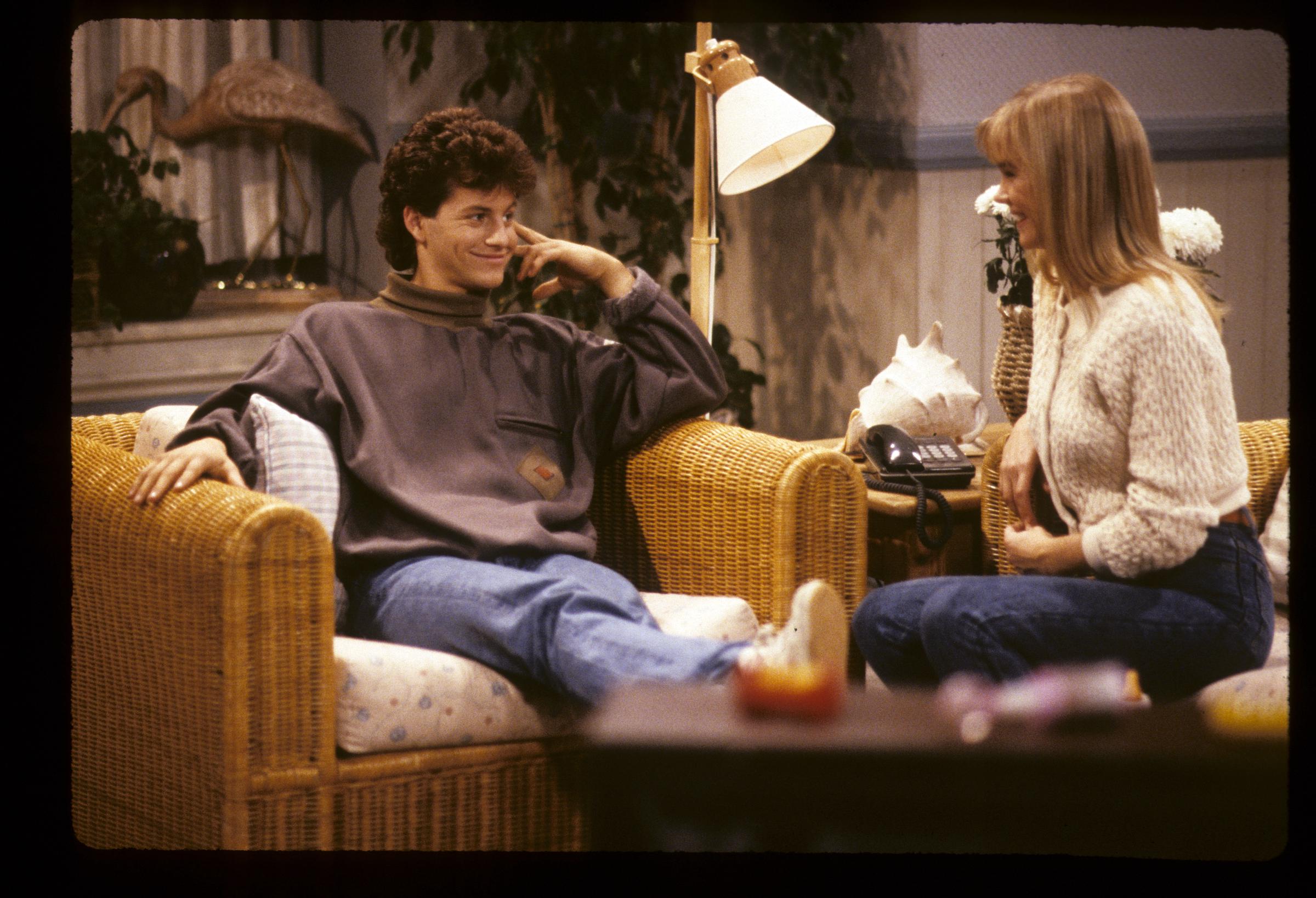 Julie McCullough et Kirk Cameron pour "Quoi de neuf docteur ?" en 1989 | Source : Getty Images