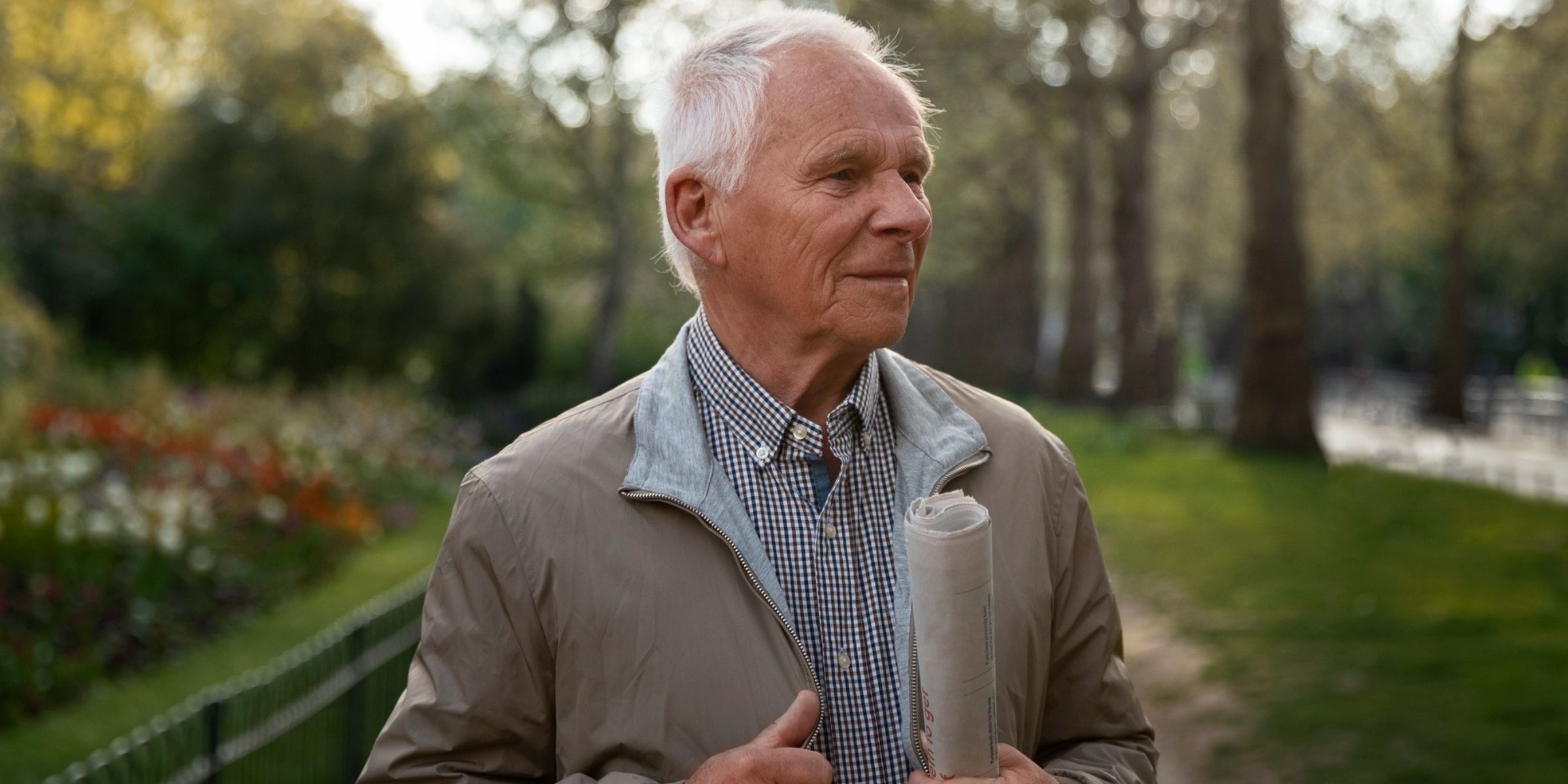 Un homme âgé debout sur un trottoir | Source : Freepik