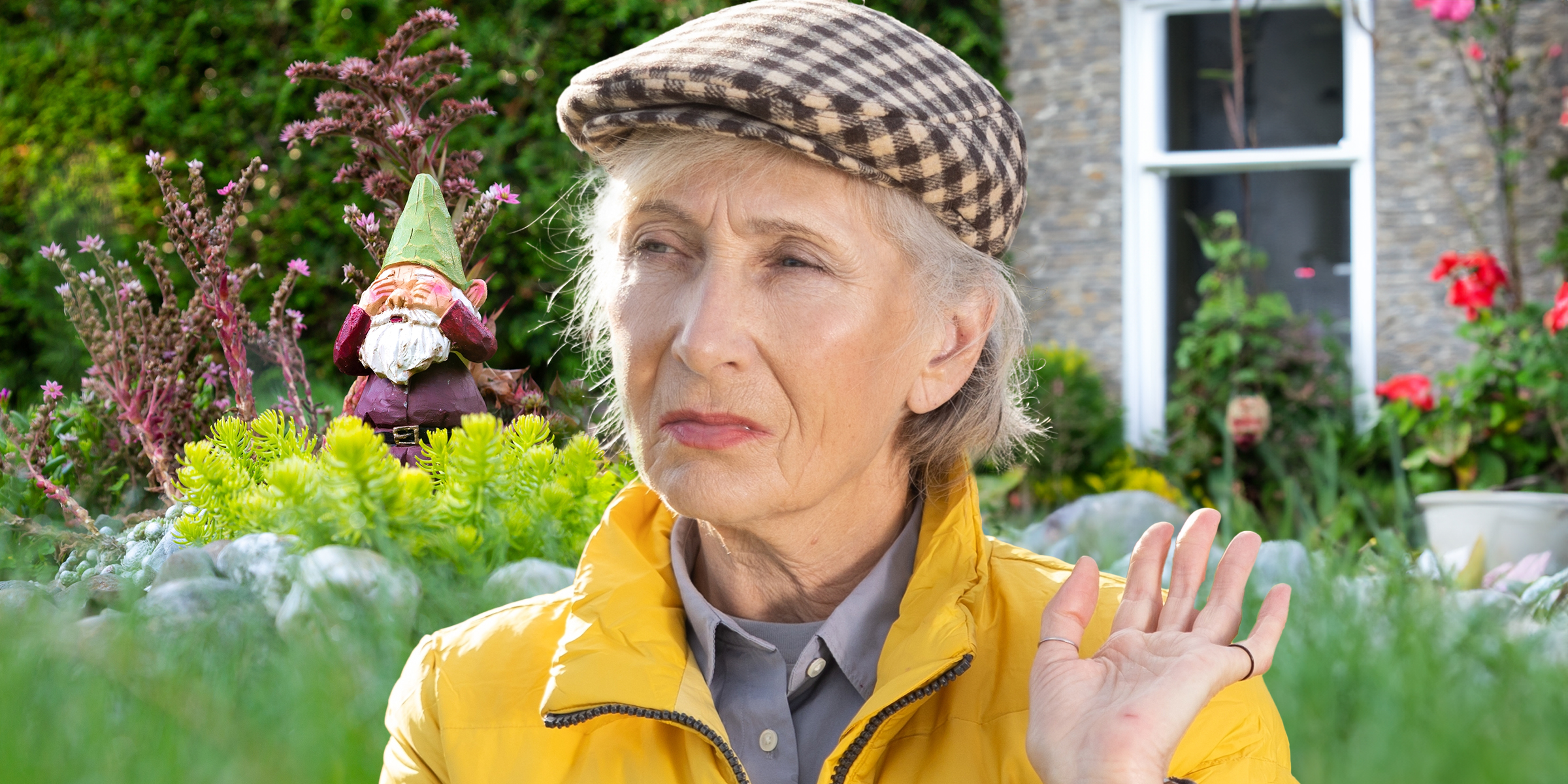 Une femme âgée avec un nain de jardin en toile de fond | Source : Shutterstock