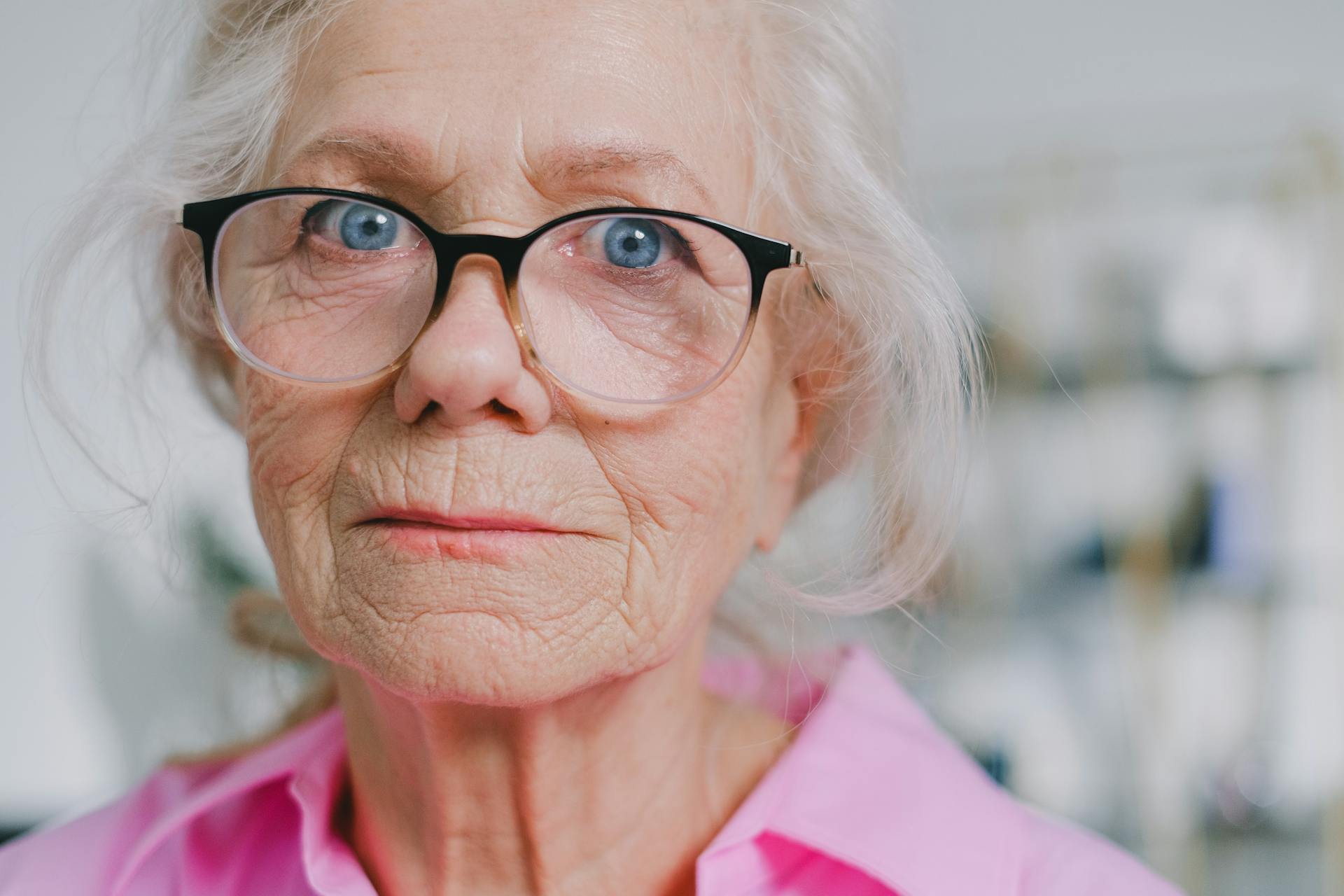 Une femme âgée qui regarde droit devant elle | Source : Pexels