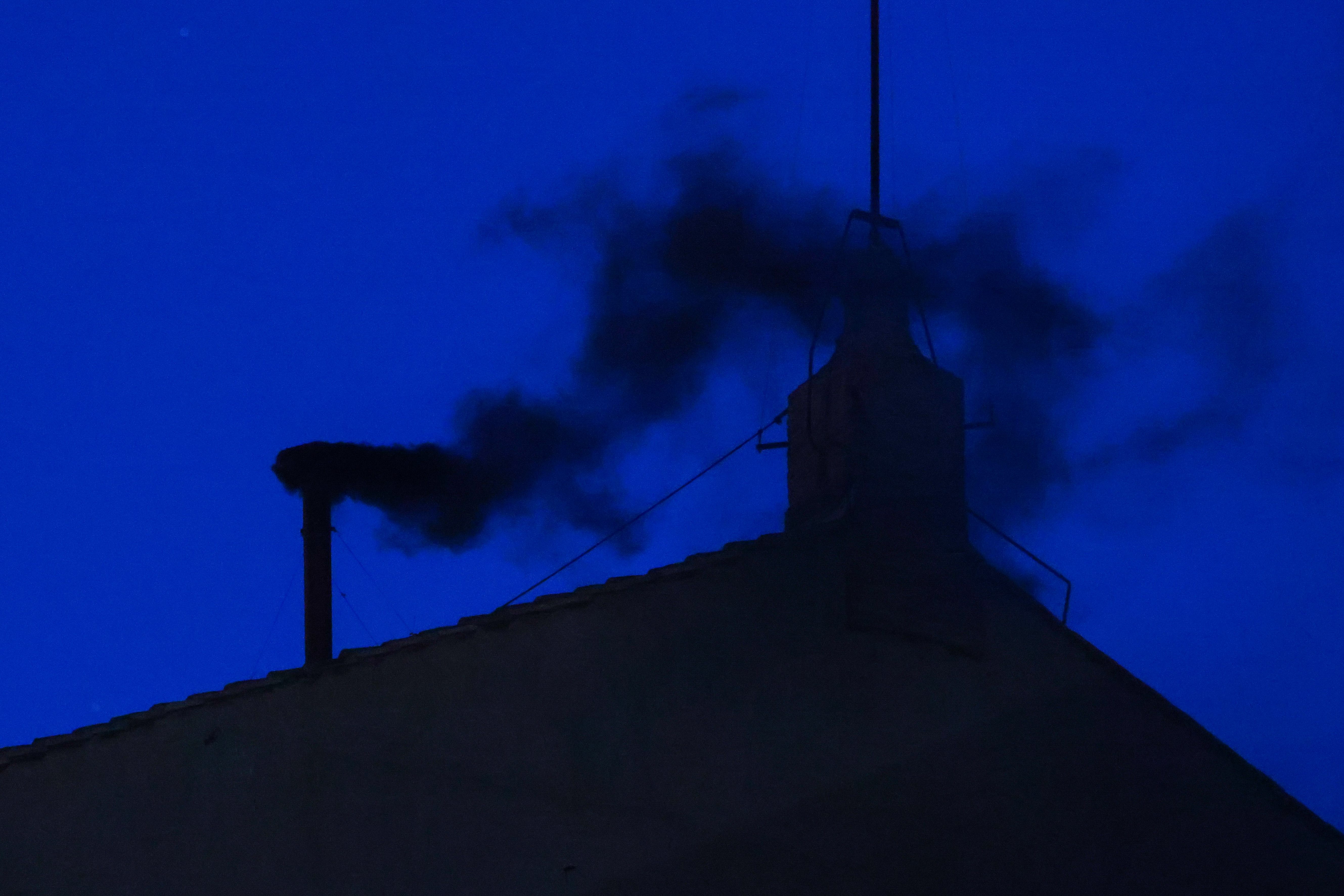 De la fumée noire s'élève de la cheminée de la chapelle Sixtine au Vatican, le 7 mai 2025 | Source : Getty Images