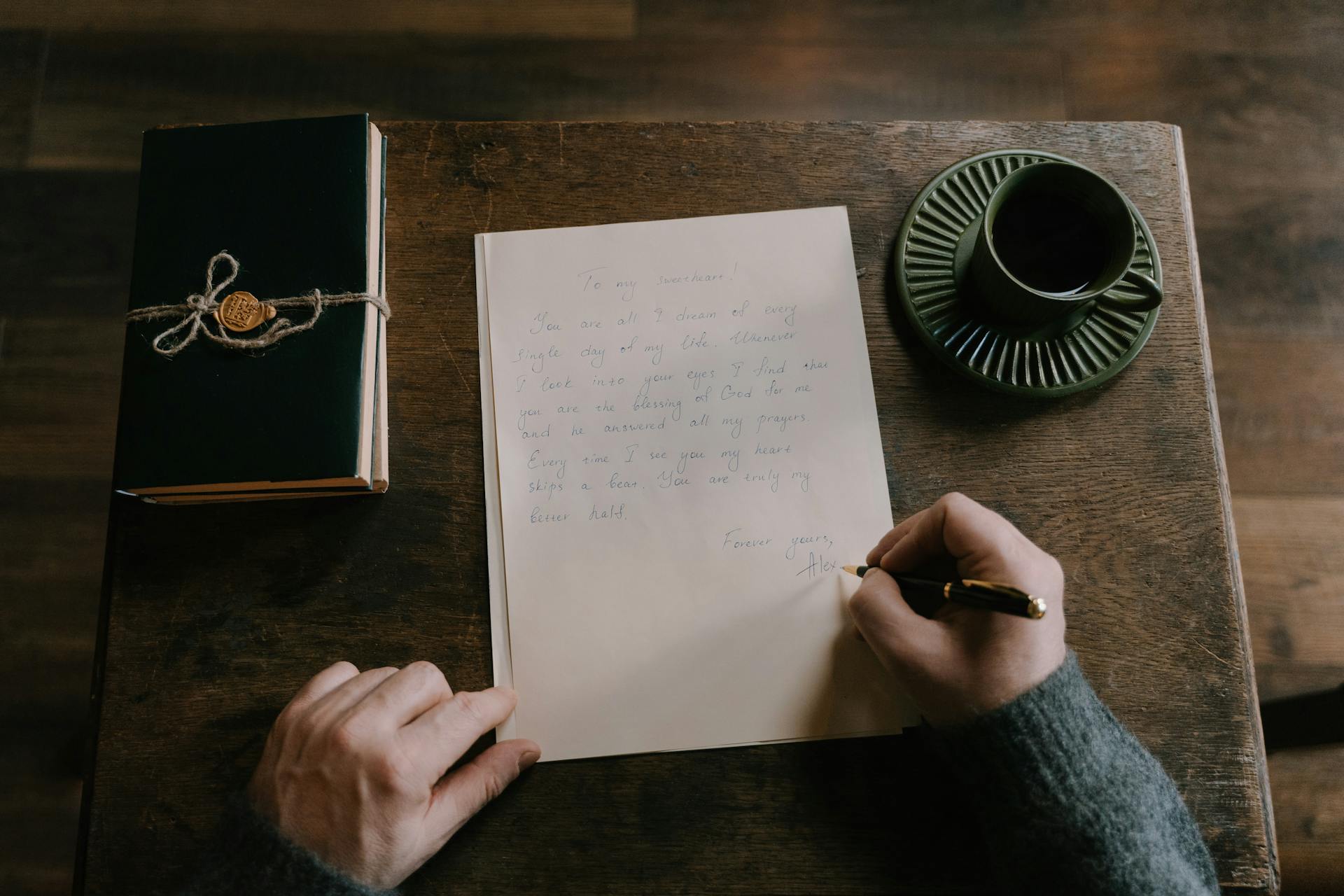 Une personne qui écrit une lettre | Source : Pexels