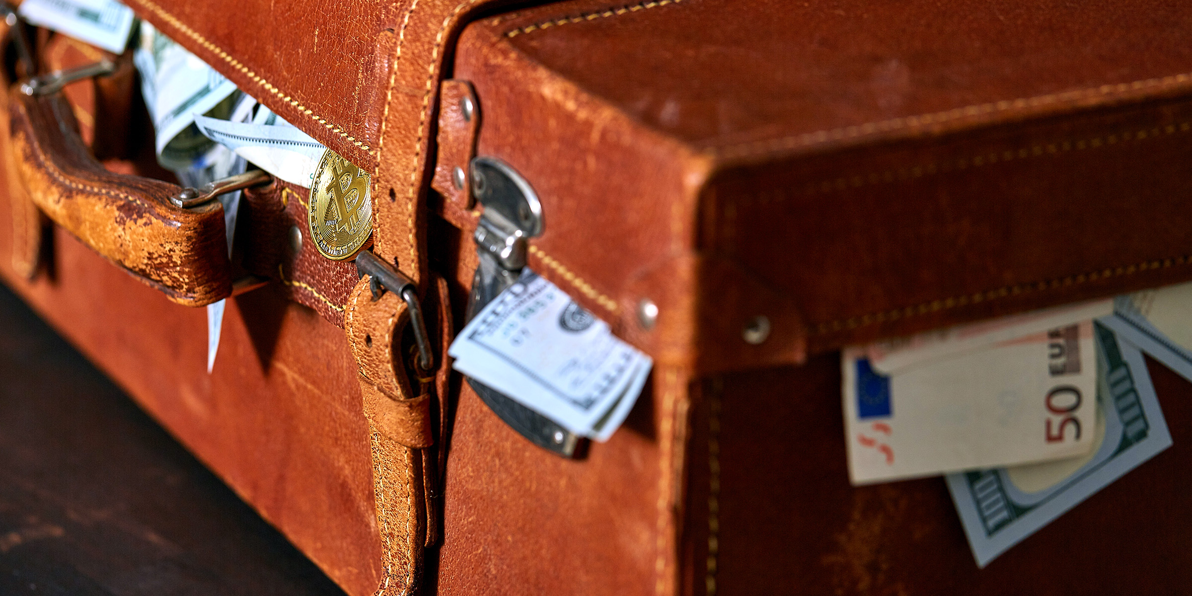 Une valise pleine d'argent | Source : Shutterstock