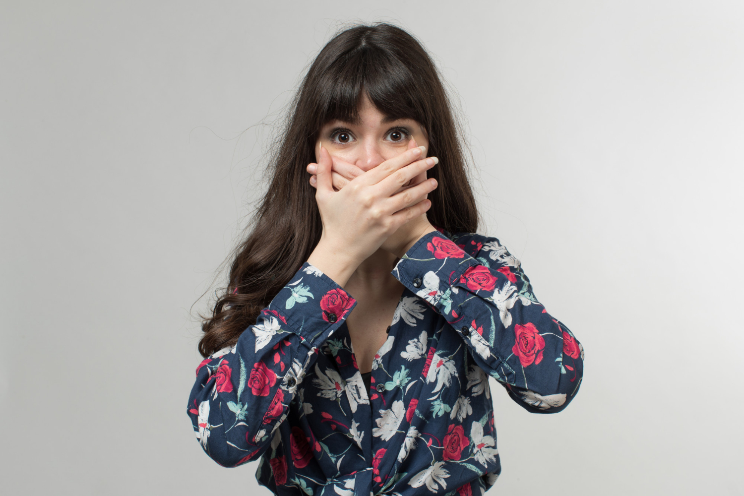 Une jeune femme surprise | Source : Freepik