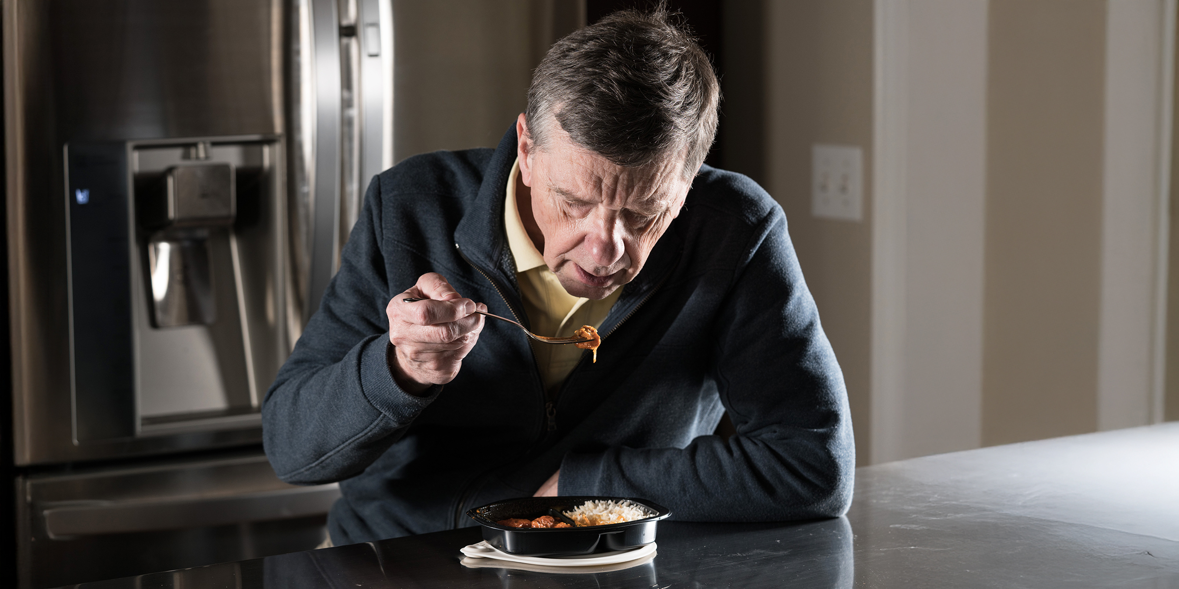 Un homme mangeant à la maison | Source : Shutterstock