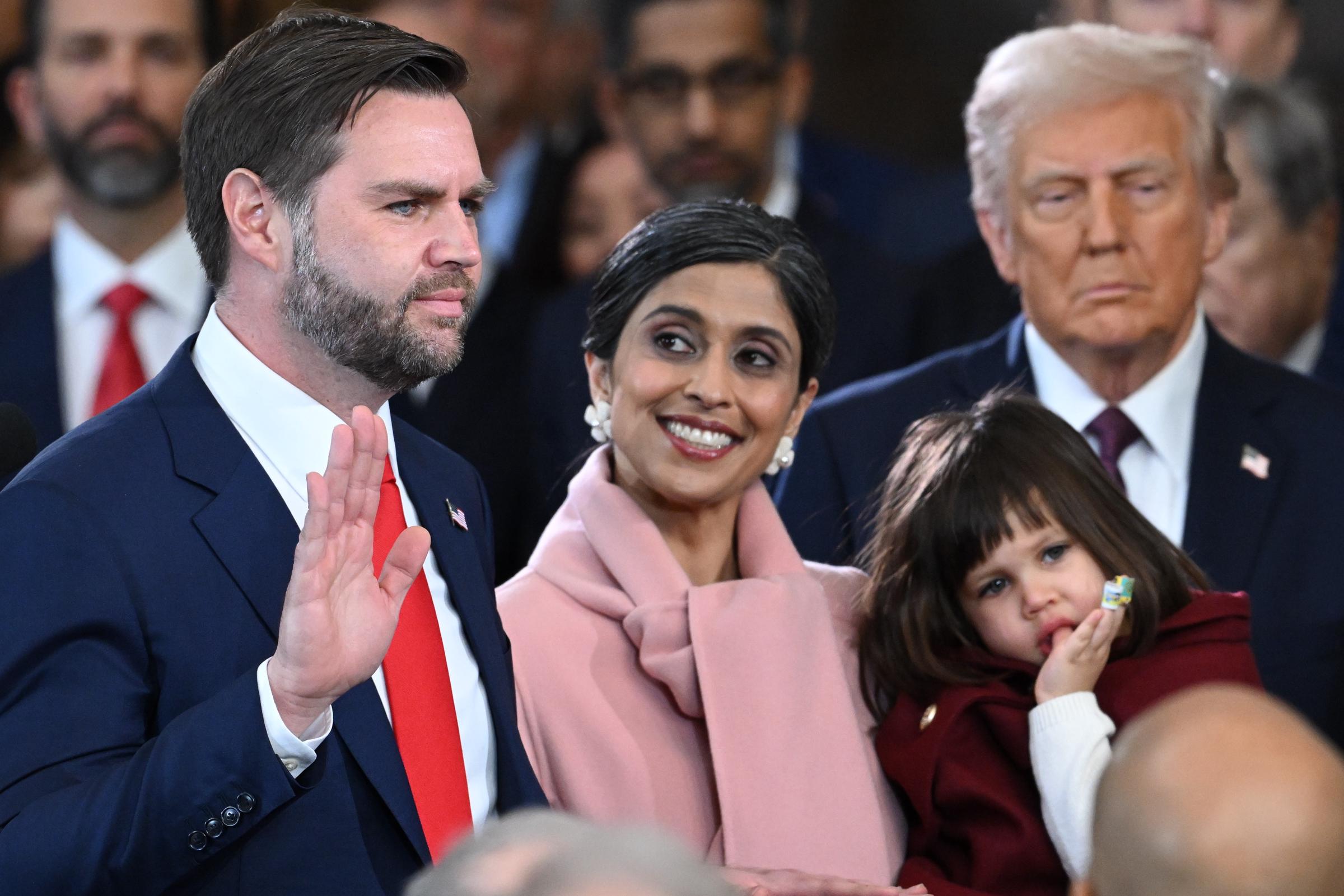 J.D. Vance prête serment en tant que vice-président des États-Unis aux côtés de sa femme, Usha, et de sa famille, sous le regard du président Donald Trump | Source : Getty Images