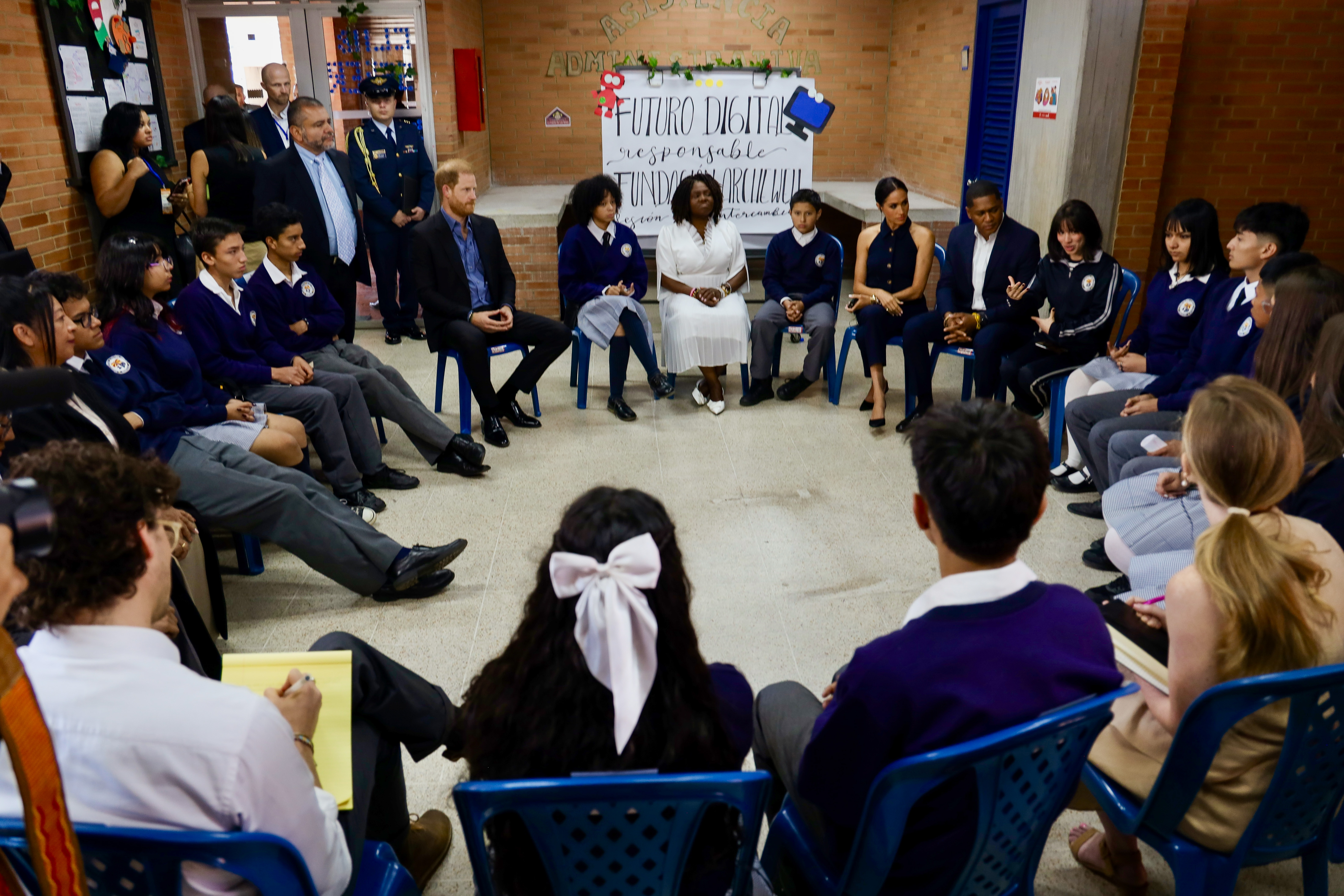 Le prince Harry, Meghan Markle, la vice-présidente Francia Márquez et son mari Yerney Pinillo lors d'une visite de l'école à charte locale, Colegio Cultura Popular, à Bogota, en Colombie, le 15 août 2024 | Source : Getty Images