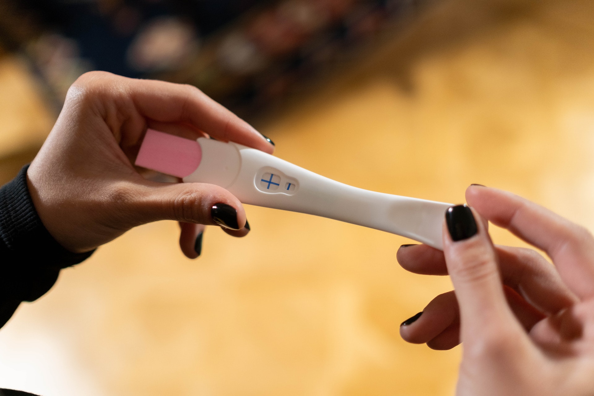 Femme tenant un kit de test de grossesse | Source : Pexels