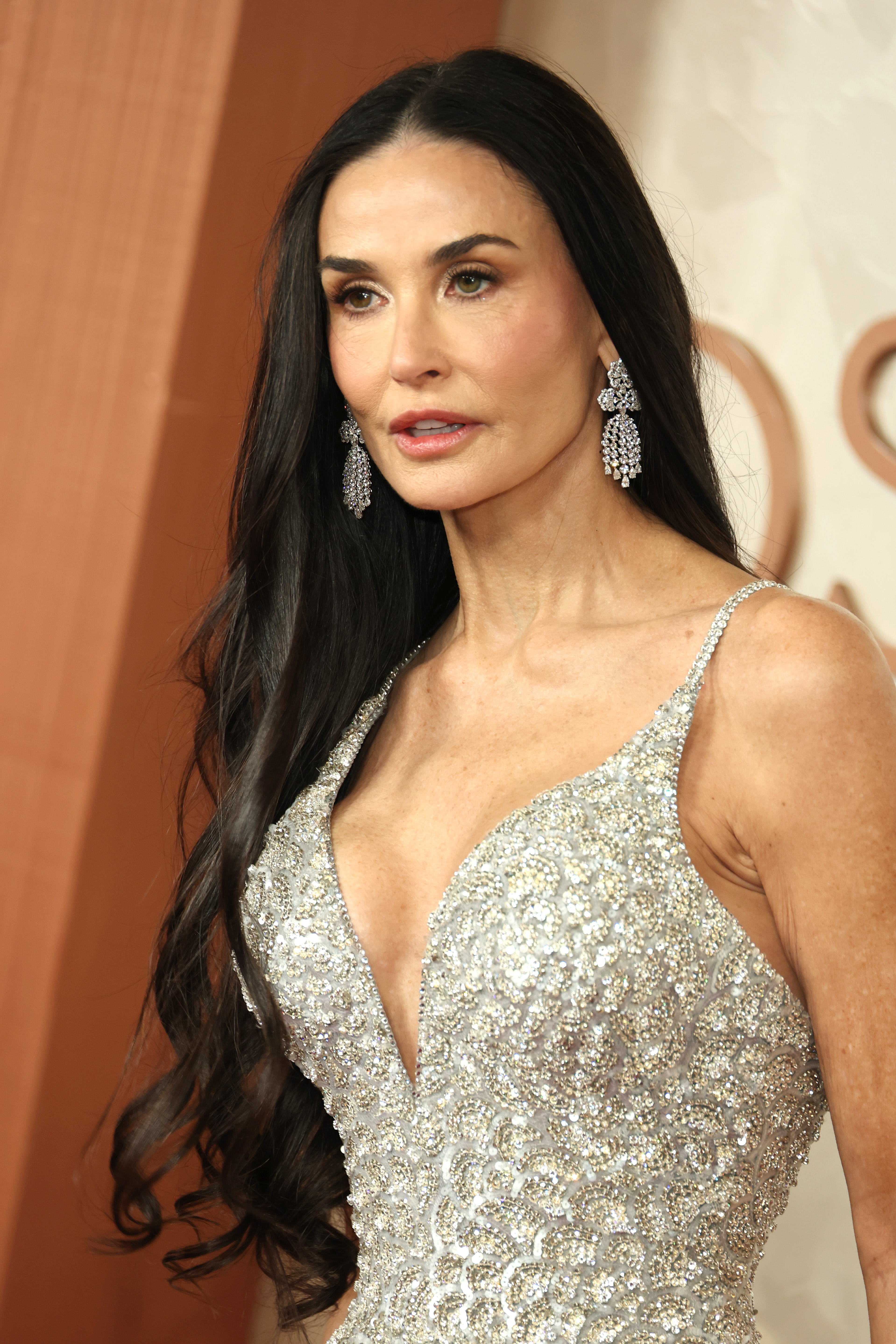 Demi Moore foule le tapis rouge de la 97e cérémonie des Oscars au Dolby Theatre le 2 mars 2025 | Source : Getty Images