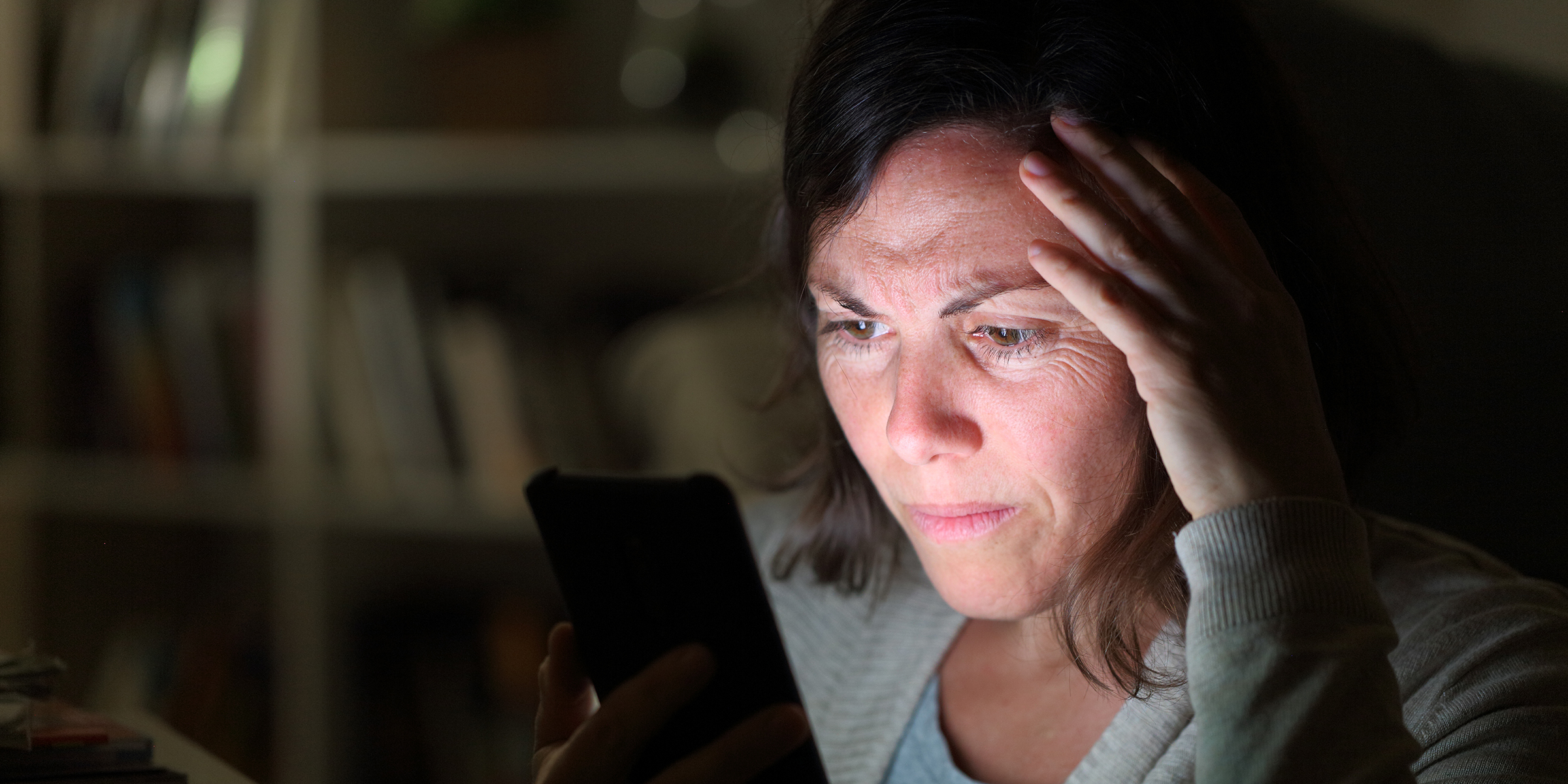 Une femme lisant un texte | Source : Shutterstock