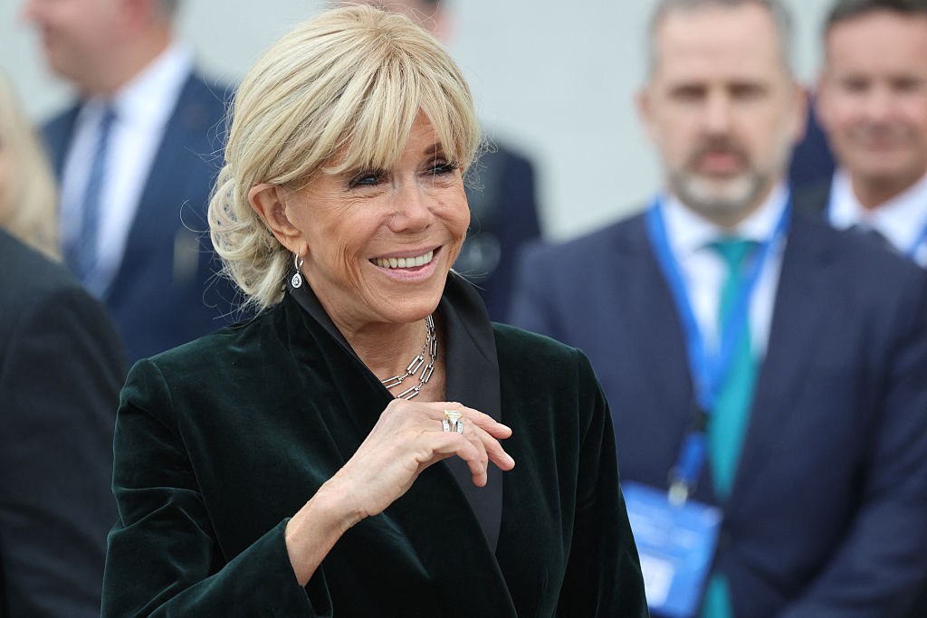 Brigitte Macron, épouse du président français, réagit en quittant l'exposition au Centre culturel de la Fondation Stavros Niarchos à Athènes, le 25 avril 2026 I Source : Getty Images