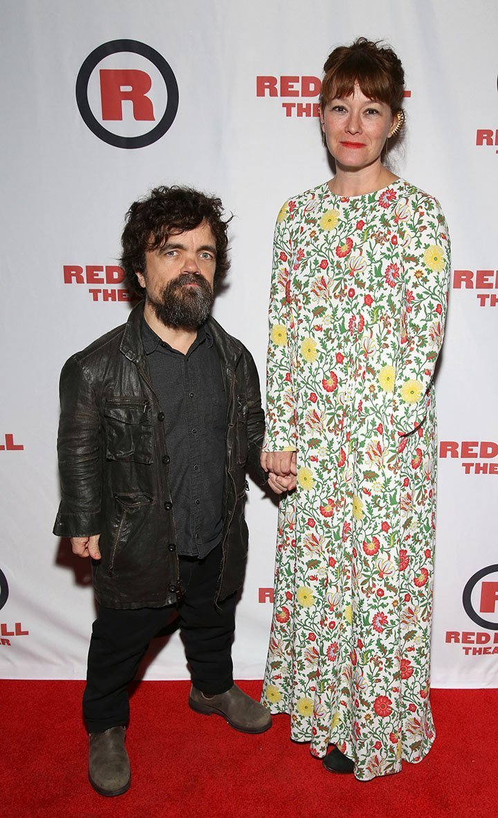 Peter Dinklage et Erica Schmidt allant voir une pièce de théâtre (de Schmidt) à New York en 2017. l Source : Getty Images