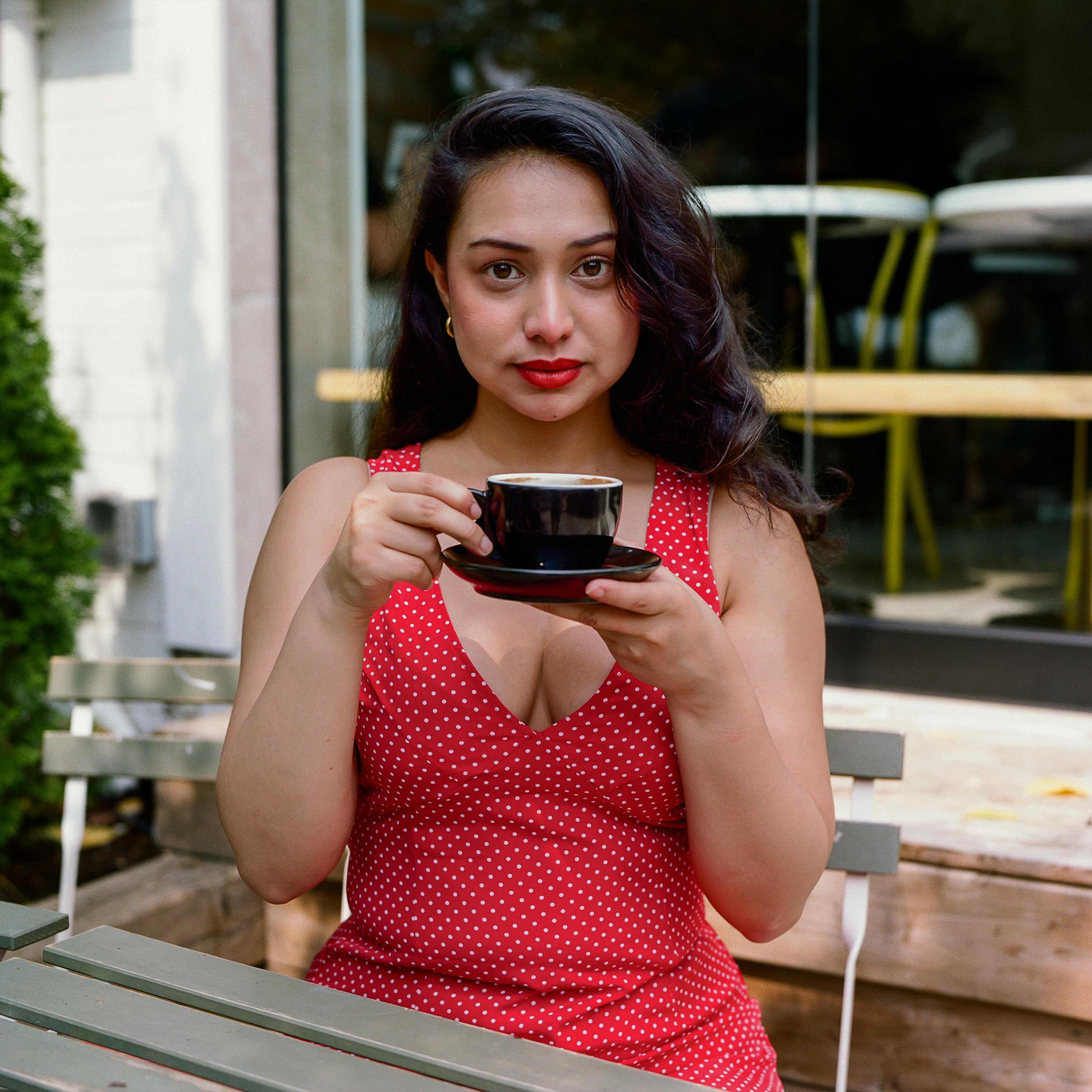 Femme buvant du café | Source : Pexels