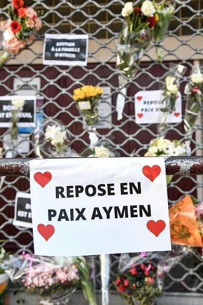 Hommages floraux et des pancartes "repos en paix Aymen" - à l'"Espace Nelson Mandela" à Bondy, en Seine-Saint-Denis, le 28 février 2021. | Photo : Getty Images