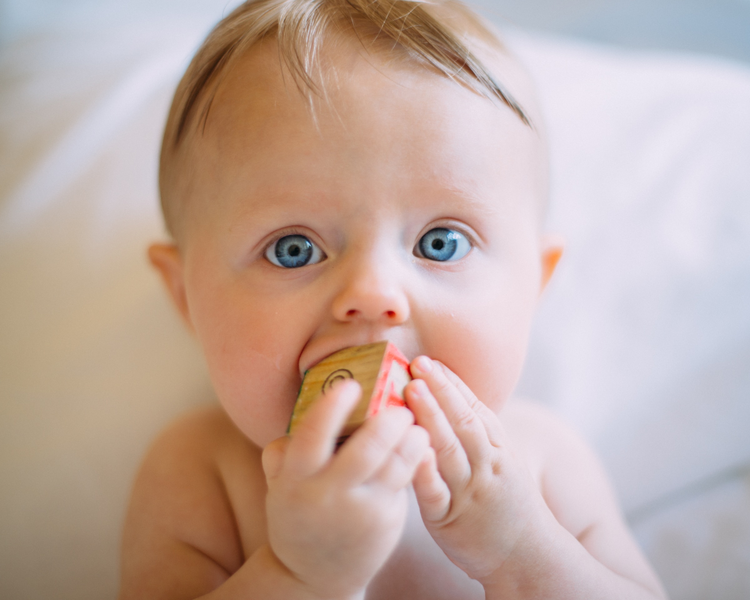 Bébé aux yeux bleus. | Source : Unsplash