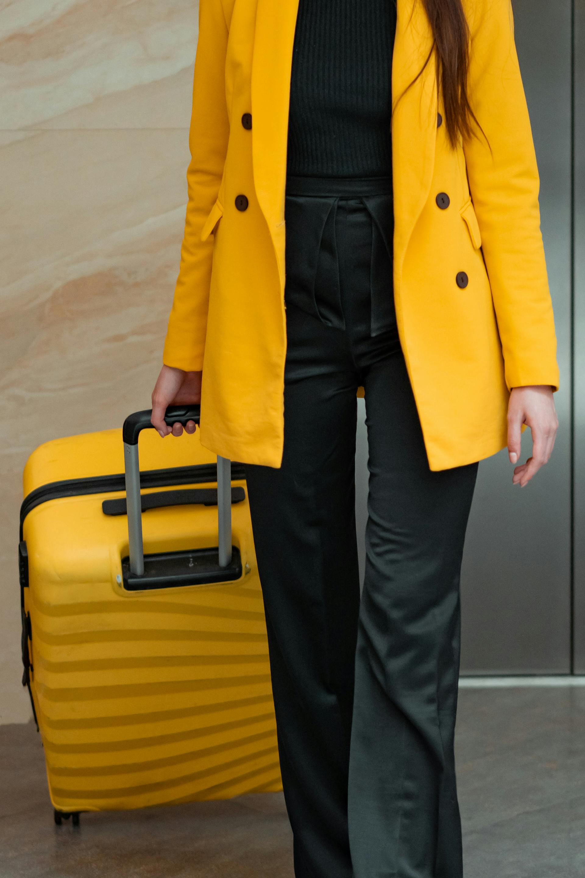 Une femme avec une valise | Source : Pexels