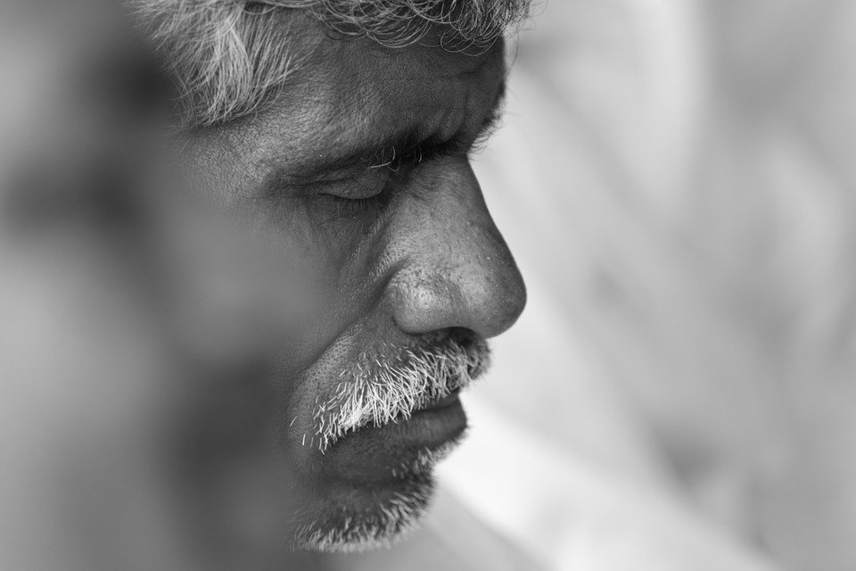 Un personne âgé ferme les yeux. | Photo : Pixabay