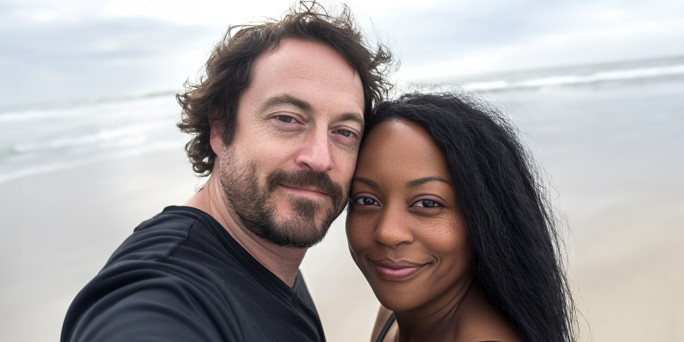 Un couple prenant un selfie à la plage | Source : AmoMama