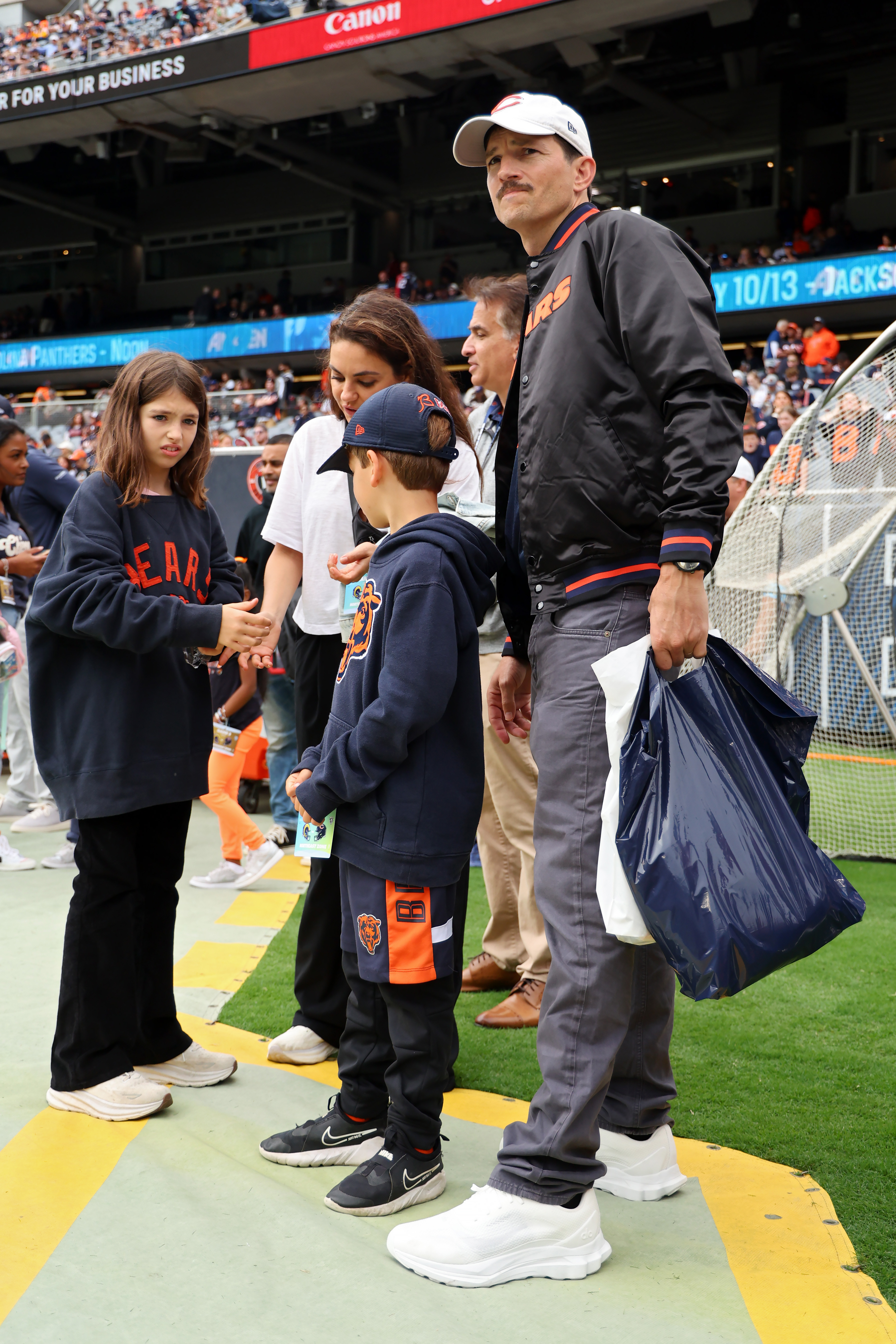 Ashton, Wyatt et Dimitri Kutcher avec Mila Kunis lors d'un match entre les Chicago Bears et les Los Angeles Rams à Chicago, Illinois, le 29 septembre 2024 | Source : Getty Images