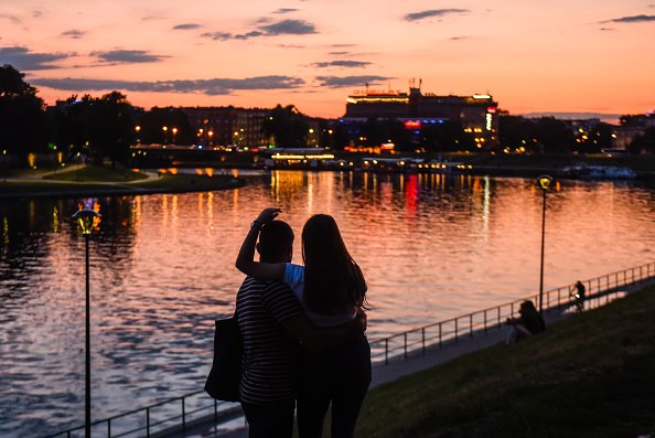  Un couple regarde le coucher de soleil. |Photo : Getty Images 