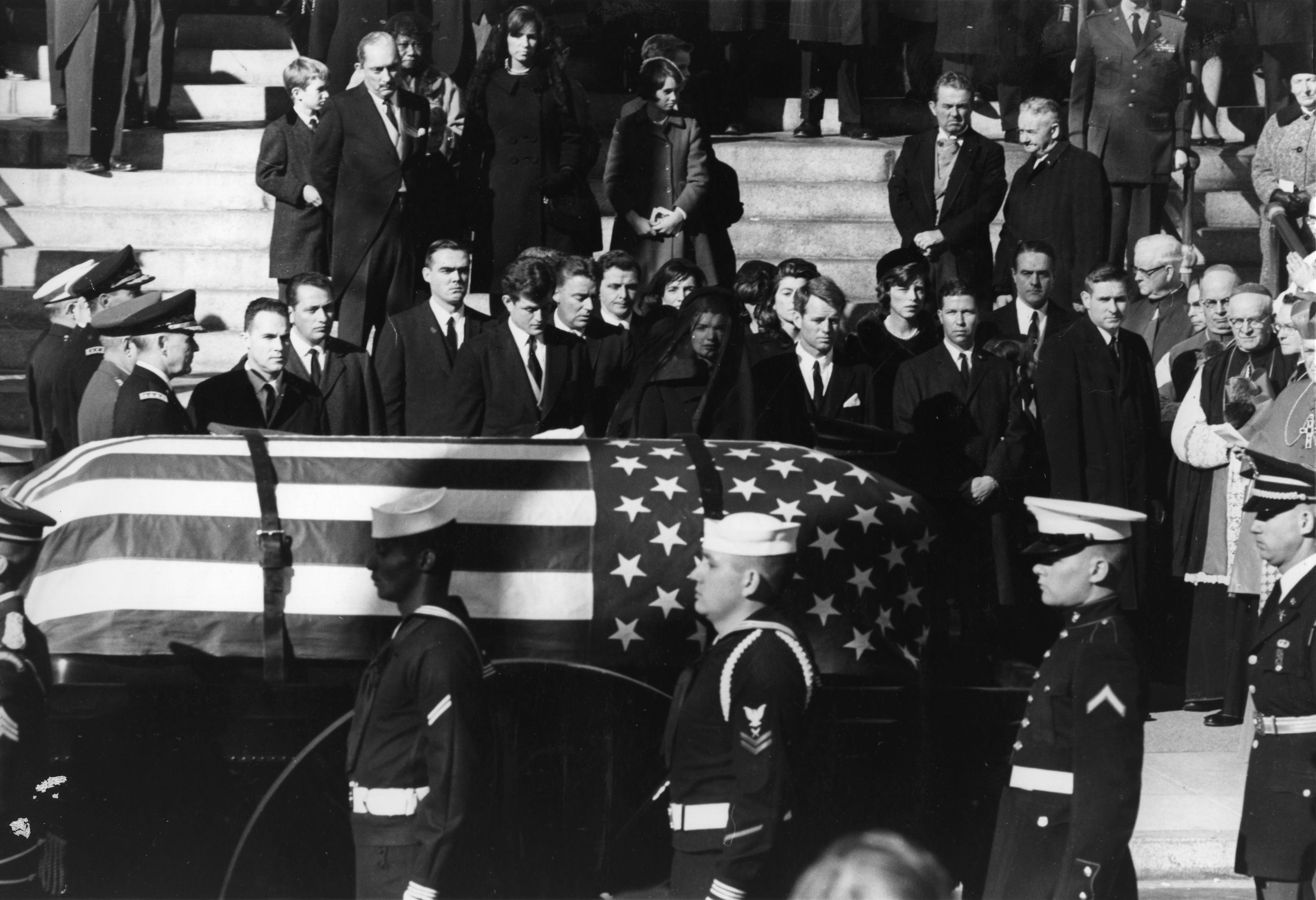 Le cercueil du président John F. Kennedy photographié entouré de ses proches lors de ses funérailles nationales le 25 novembre 1963. | Source : Getty Images