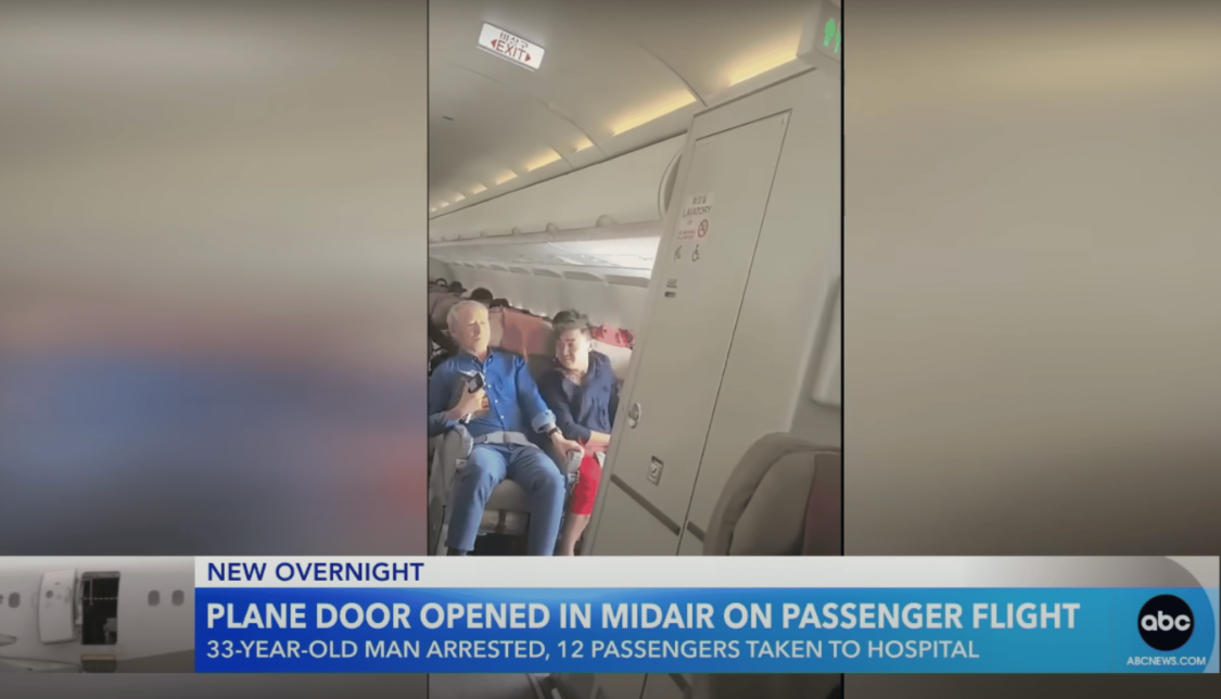 Les passagers de l'Airbus A321 d'Asiana Airlines ont été frappés par l'air après qu'un passager a ouvert la porte de sortie de secours, le 26 mai 2023, en Corée du Sud. | Source : YouTube/ABC News