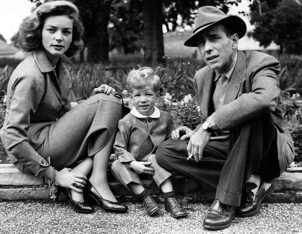 Lauren Bacall et Humphrey Bogart avec leur fils Steve | Photo : Getty Images