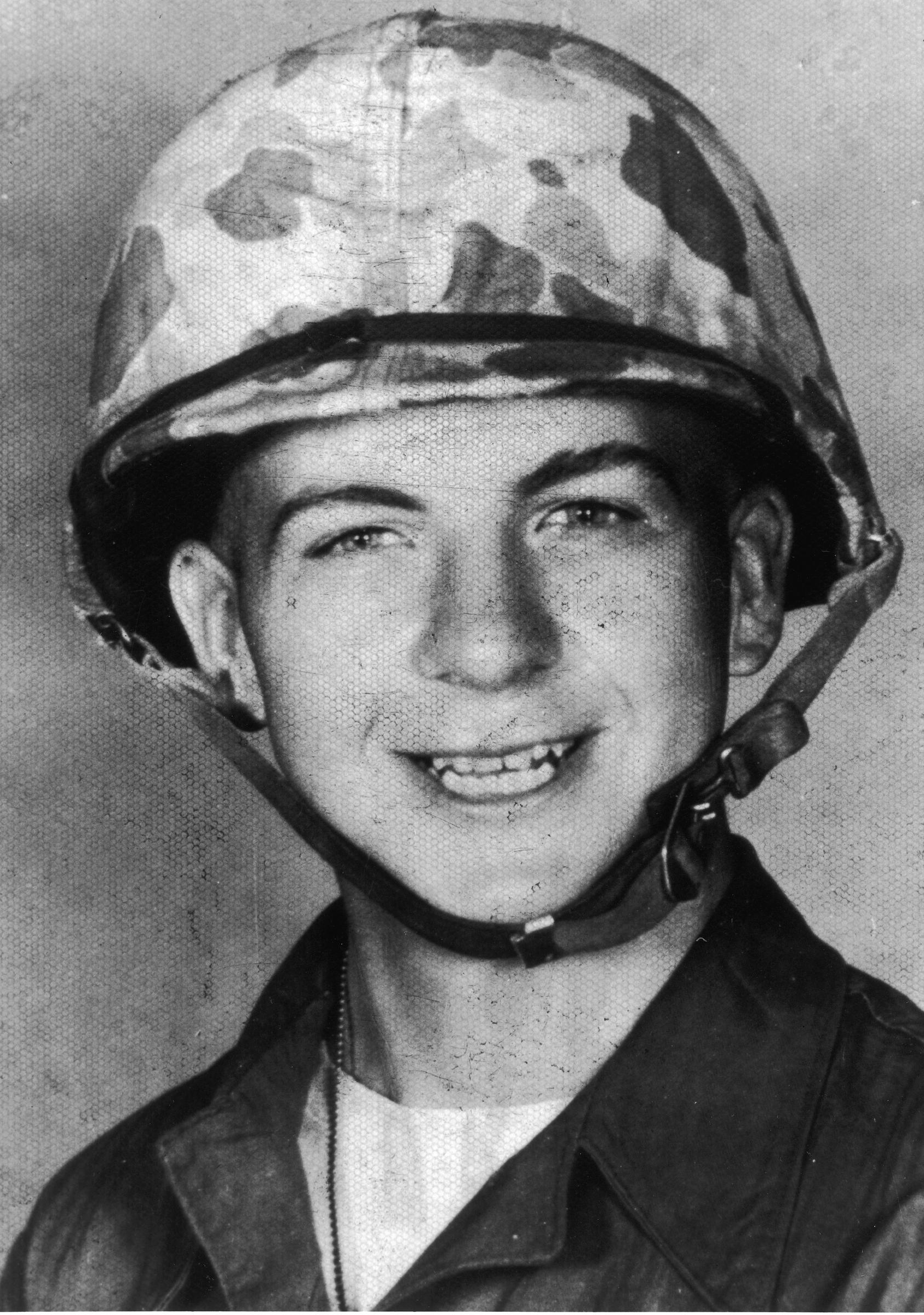 Lee Harvey Oswald portant un casque de l'armée, vers les années 1960 | Source : Getty Images