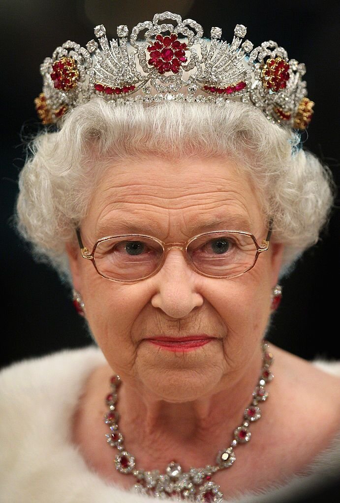 La reine Elizabeth II assiste à un banquet d'État au château de Brdo. | Photo : Getty Images