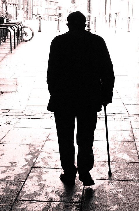 Un homme âgé. | Photo : Pixabay