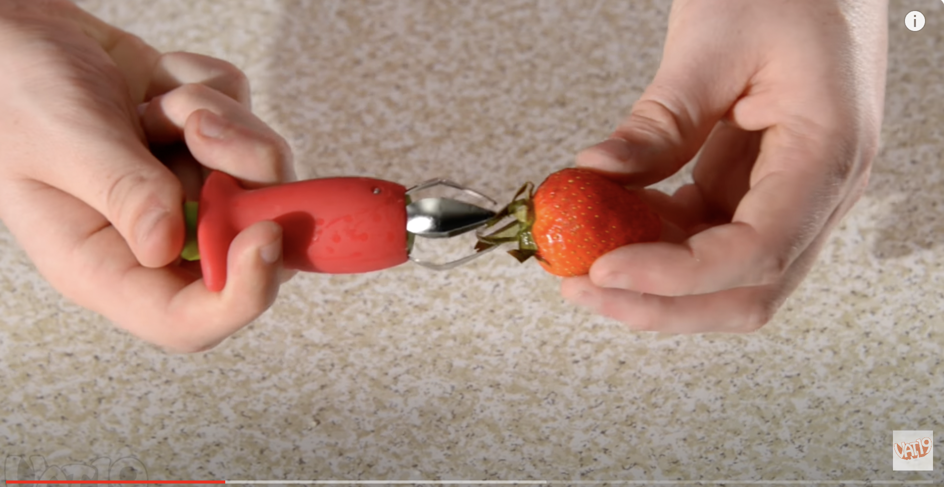 Un équeuteur en train de retirer le pédoncule d'une fraise. | Source : Youtube/Vat19