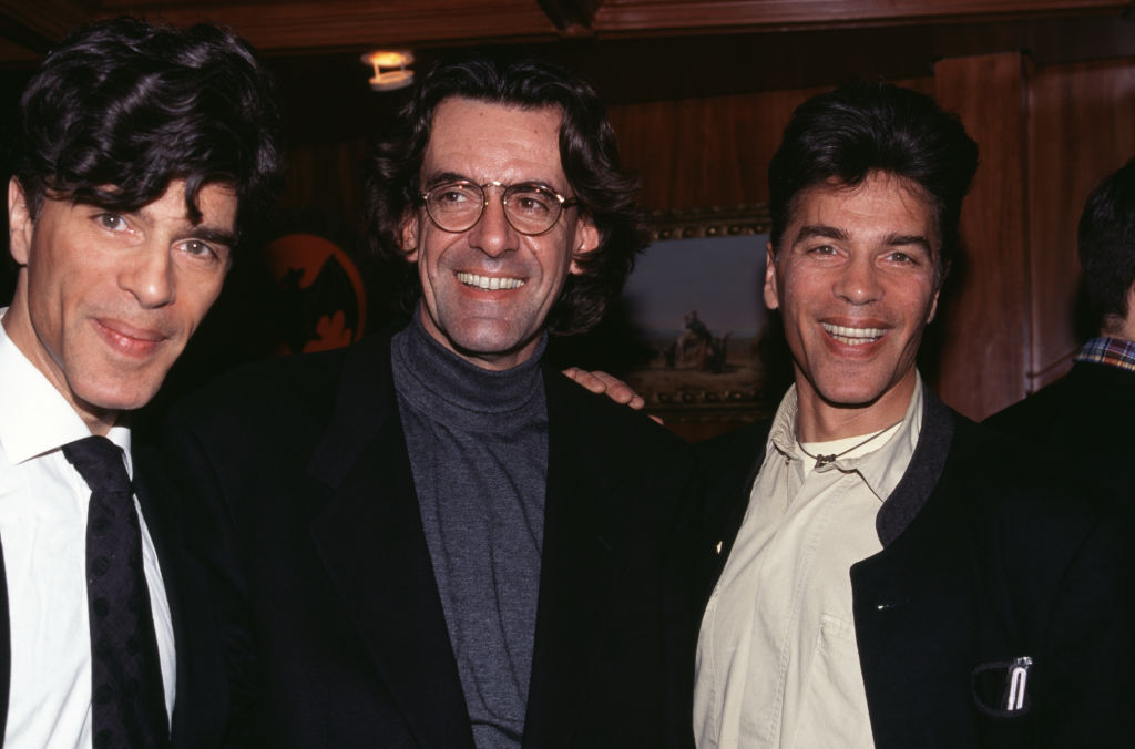 Luc Ferry entouré des frères Igor et Grichka Bogdanoff, le 27 mars 1997, Paris, France. | Source : Getty Images