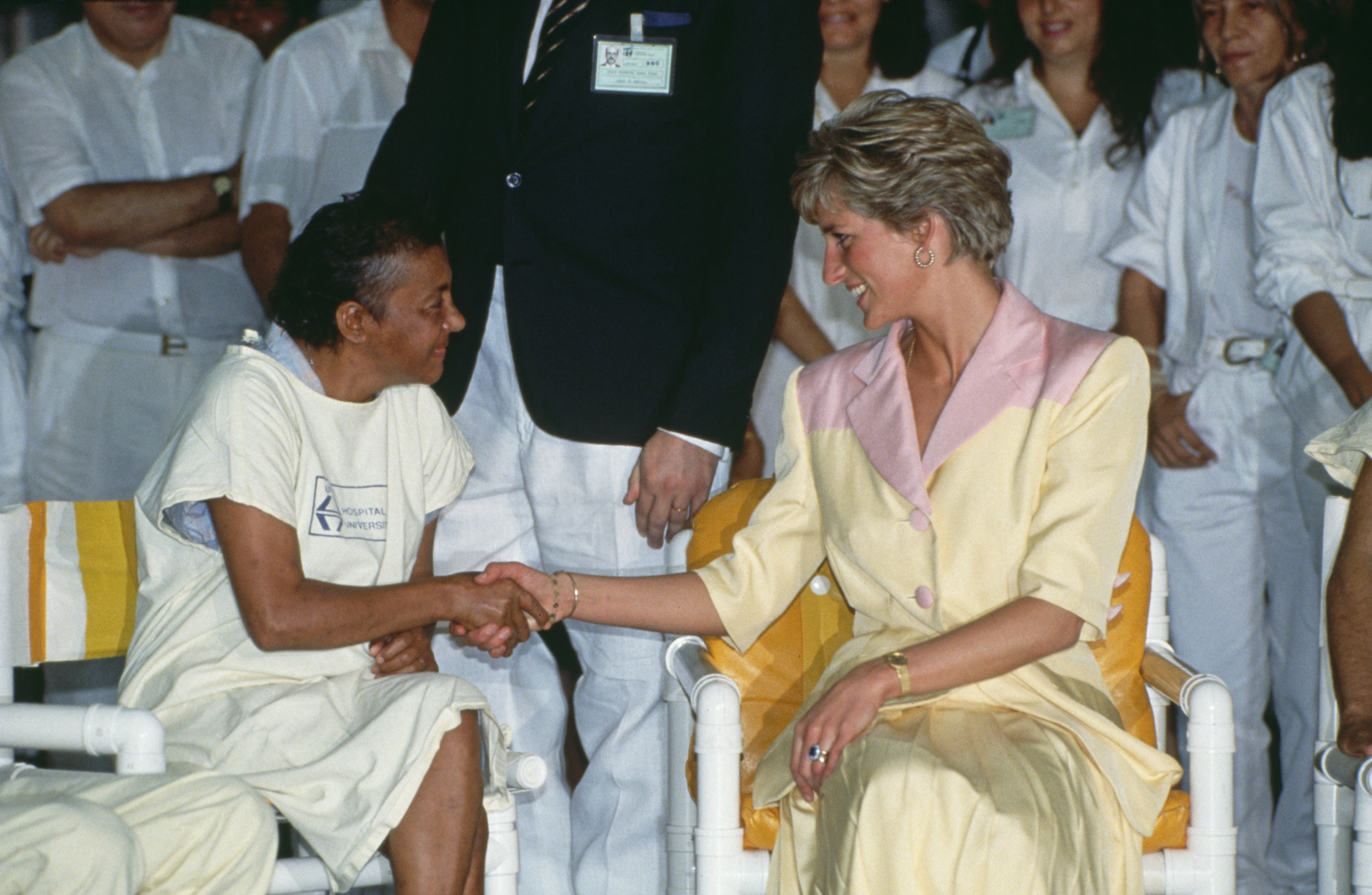 La princesse Diana rend visite à des patients atteints du sida à l'hôpital Universidade de Rio de Janeiro, au Brésil, le 25 avril 1991 | Source : Getty Images