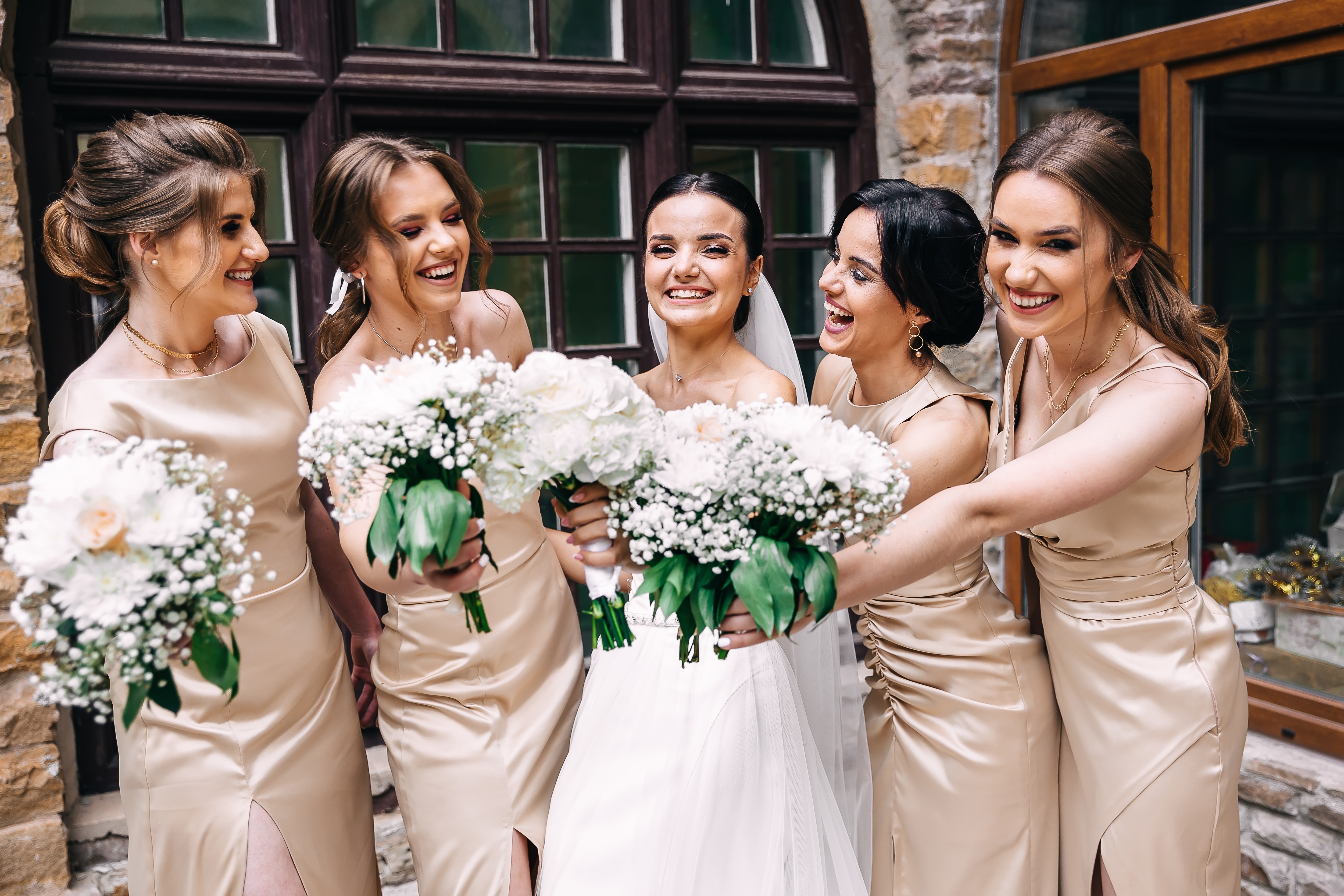 Un groupe de jeunes mariés heureux posant pour une photo | Source : Shutterstock