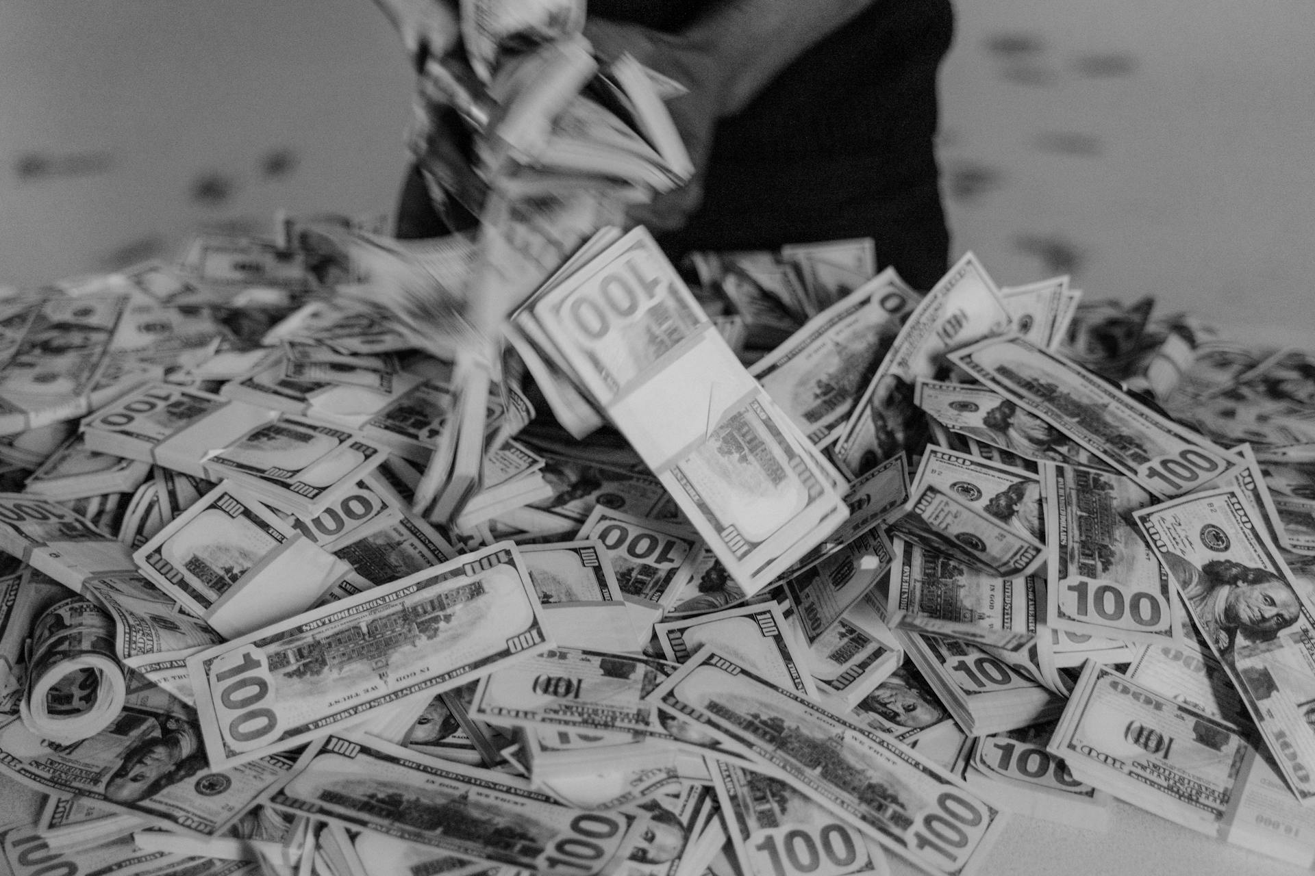 Une pile de billets de cent dollars | Source : Pexels