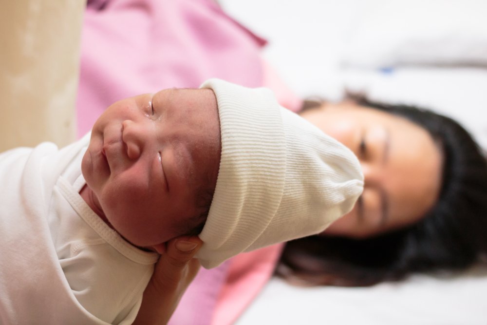 Une mère donnant naissance à un bébé. | Shutterstock