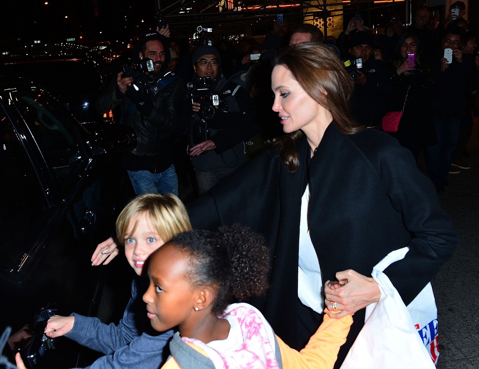 Angelina Jolie avec Zahara et Shiloh à la boutique d'art Lee's à New York le 21 novembre 2014. | Source : Getty Images