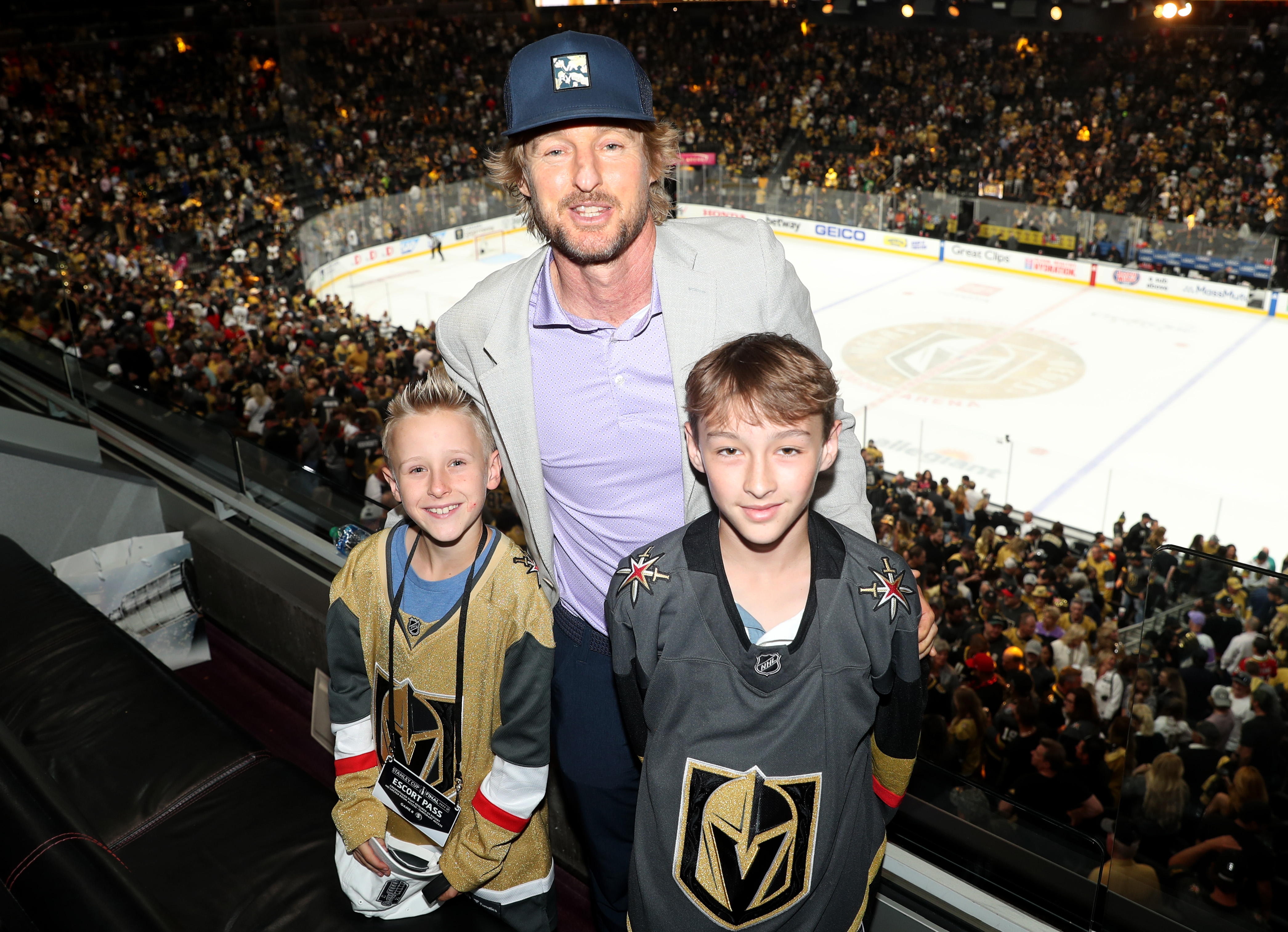 Owen Wilson et ses fils, Ford et Finn, assistent au cinquième match de la finale de la Coupe Stanley de la LNH 2023 entre les Golden Knights de Vegas et les Panthers de Floride, le 13 juin 2023 | Source : Getty Images