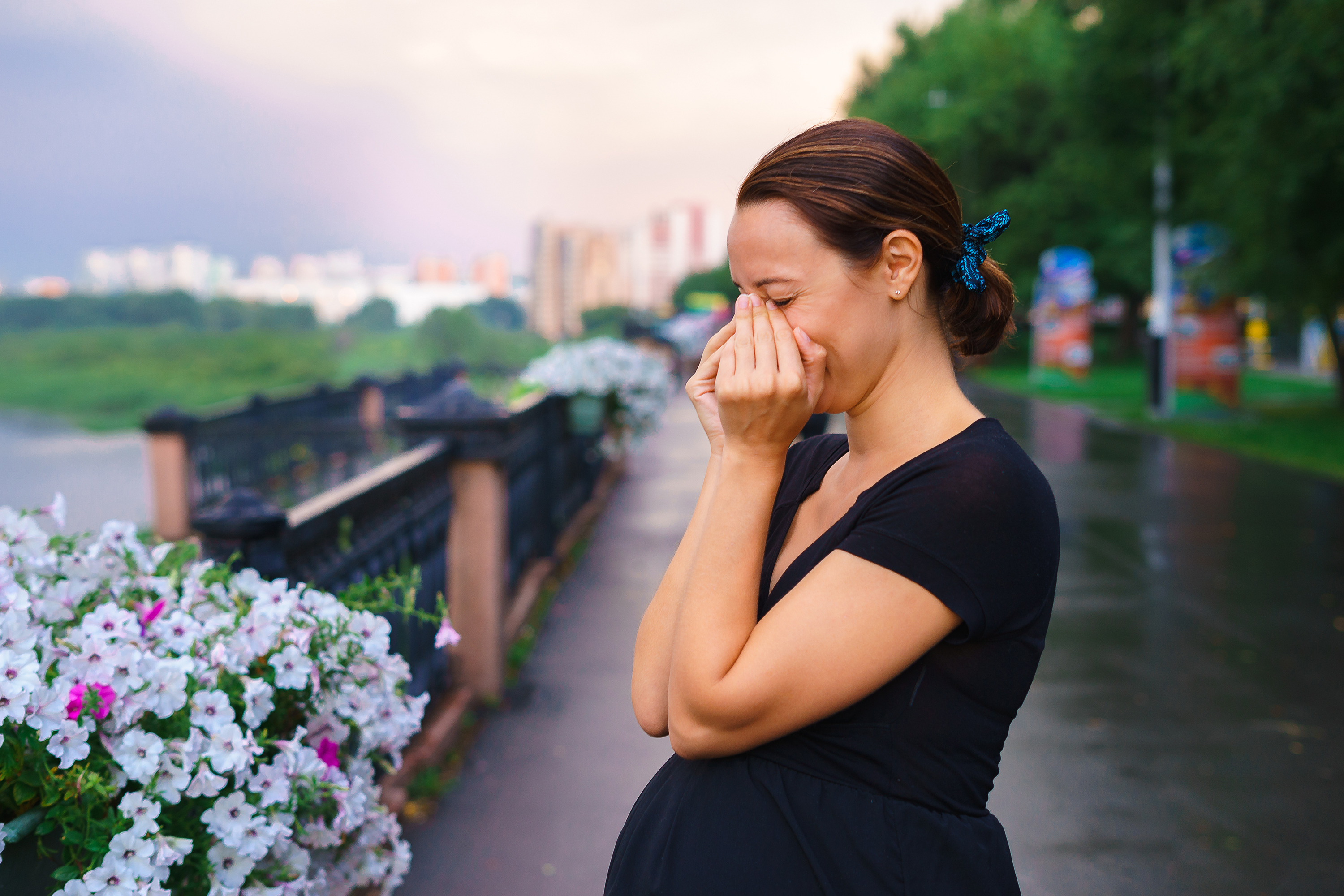 Une femme enceinte debout sur le quai et en train de pleurer | Source : Shutterstock