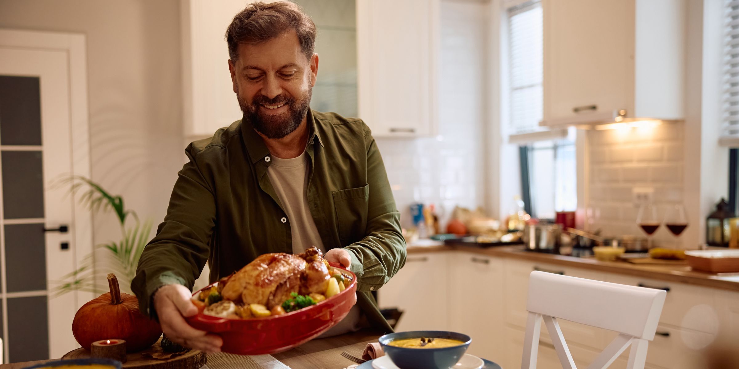 Un homme qui met la table pour le dîner | Source : Shutterstock