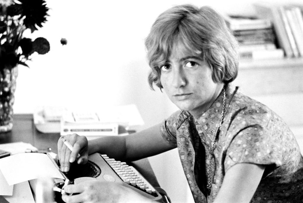 Françoise Sagan devant sa machine à écrire dans sa propriété d'Equemauville, en 1966. | Photo : Getty Images